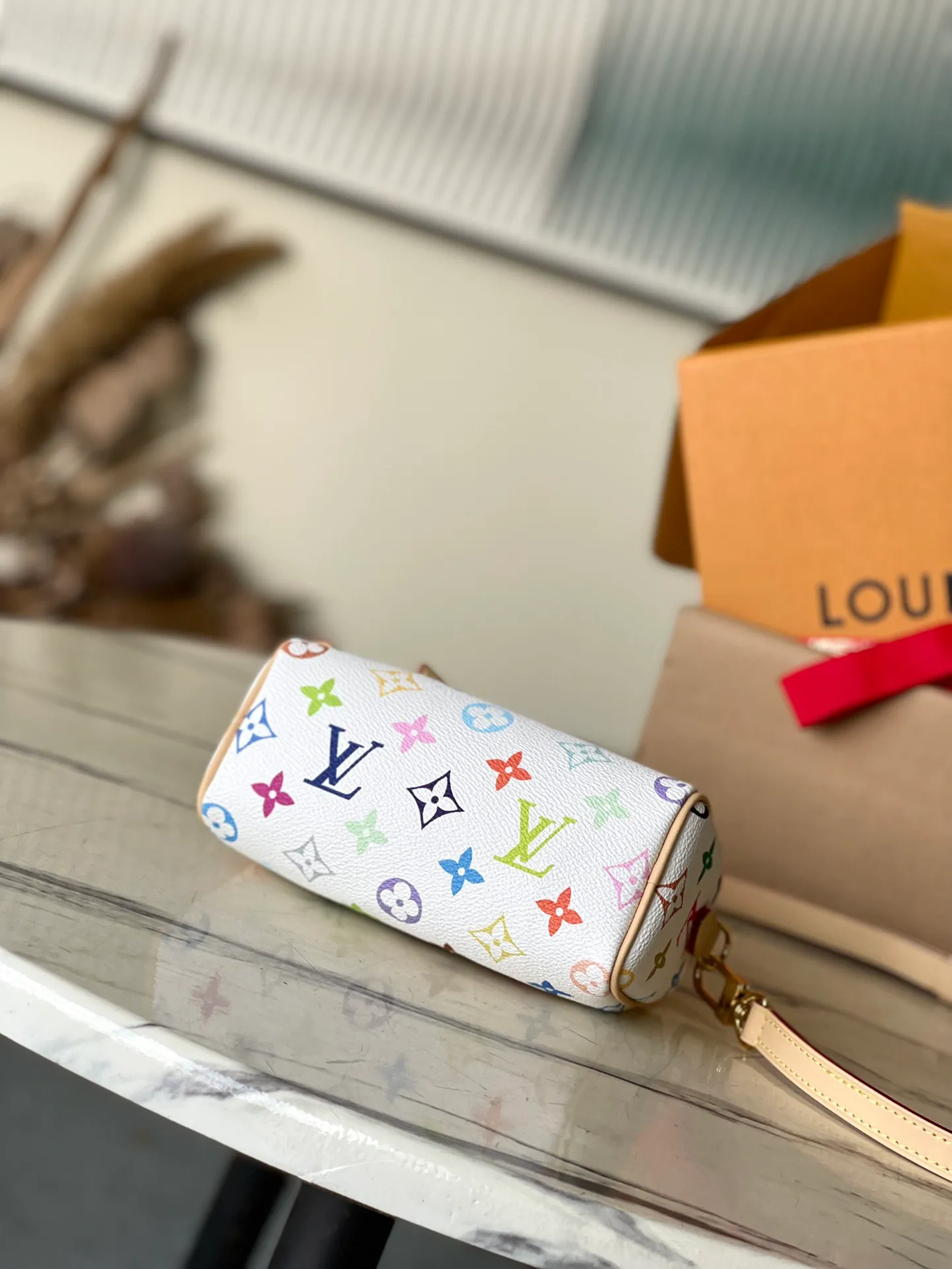 💰860 Top original order M13391 This Nano Speedy handbag is made of Monogram coated canvas and cow leather trim to create an exquisite configuration, using bright colors to interpret the smart style of the Louis Vuitton × Murakami reissue series. The Toron handle and dazzling padlock pay homage to the brand’s travel heritage, while the detachable and adjustable shoulder strap and chic LVxTM key bag complete the ensemble. Dimensions: 16 × 10 × 7.5 cm
