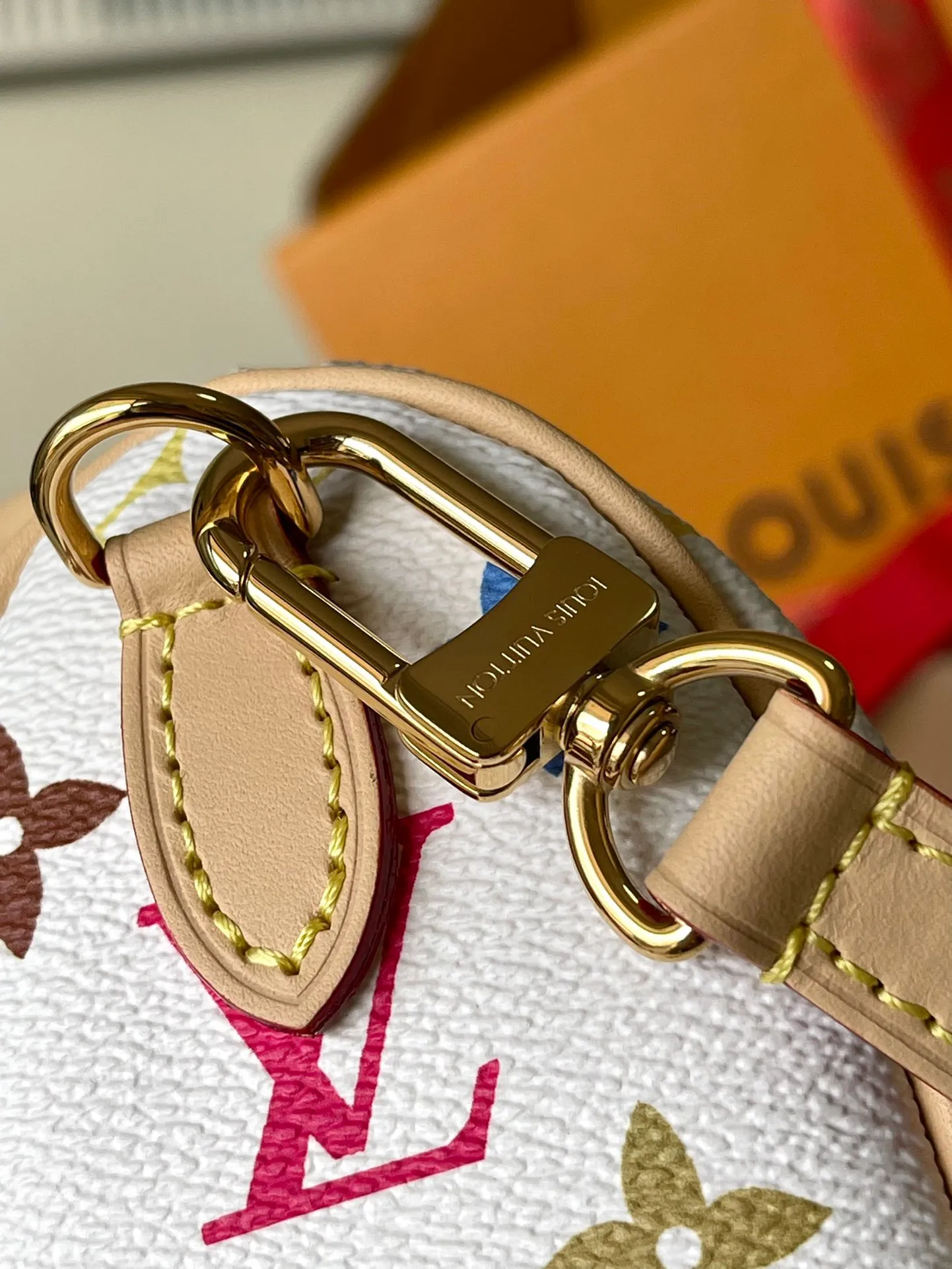 💰860 Top original order M13391 This Nano Speedy handbag is made of Monogram coated canvas and cow leather trim to create an exquisite configuration, using bright colors to interpret the smart style of the Louis Vuitton × Murakami reissue series. The Toron handle and dazzling padlock pay homage to the brand’s travel heritage, while the detachable and adjustable shoulder strap and chic LVxTM key bag complete the ensemble. Dimensions: 16 × 10 × 7.5 cm