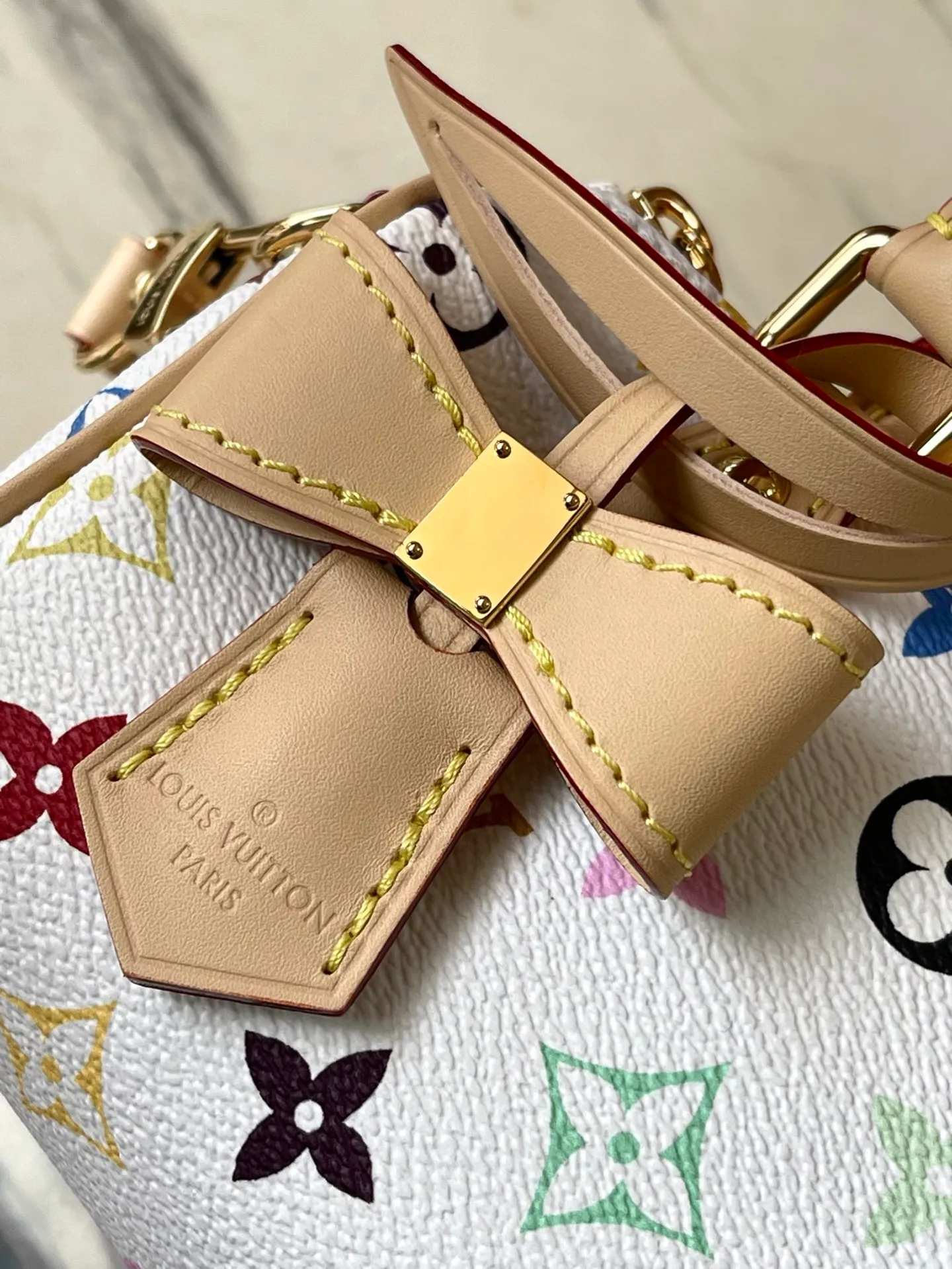 💰860 Top original order M13391 This Nano Speedy handbag is made of Monogram coated canvas and cow leather trim to create an exquisite configuration, using bright colors to interpret the smart style of the Louis Vuitton × Murakami reissue series. The Toron handle and dazzling padlock pay homage to the brand’s travel heritage, while the detachable and adjustable shoulder strap and chic LVxTM key bag complete the ensemble. Dimensions: 16 × 10 × 7.5 cm