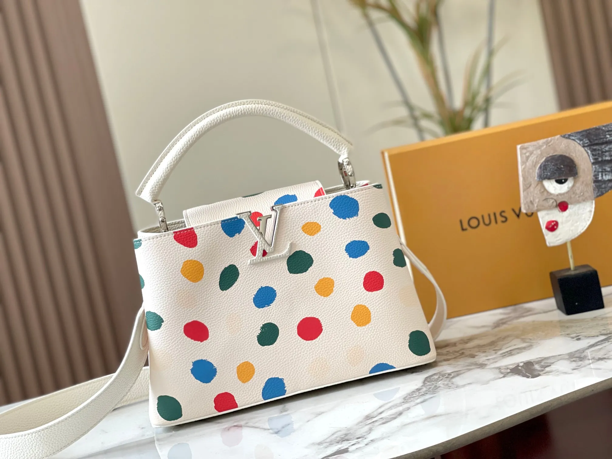 Upgraded version P460 M21665 This LV x YK Capucines medium handbag comes from the Louis Vuitton x Yayoi Kusama collaboration series. The renowned Japanese artist has been obsessed with polka dots as a symbol of infinity since childhood, and finds a dazzling expression in supple Taurillon leather decorated with 3D hand-painted polka dot prints. Detailed features 31.5 x 20 x 11 cm (length x height x width)