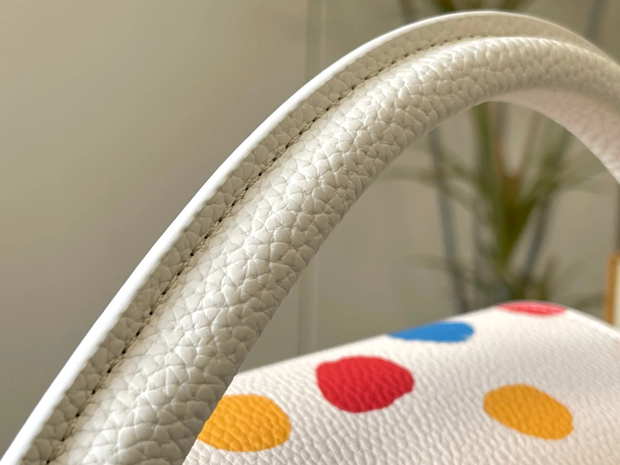 Upgraded version P460 M21665 This LV x YK Capucines medium handbag comes from the Louis Vuitton x Yayoi Kusama collaboration series. The renowned Japanese artist has been obsessed with polka dots as a symbol of infinity since childhood, and finds a dazzling expression in supple Taurillon leather decorated with 3D hand-painted polka dot prints. Detailed features 31.5 x 20 x 11 cm (length x height x width)