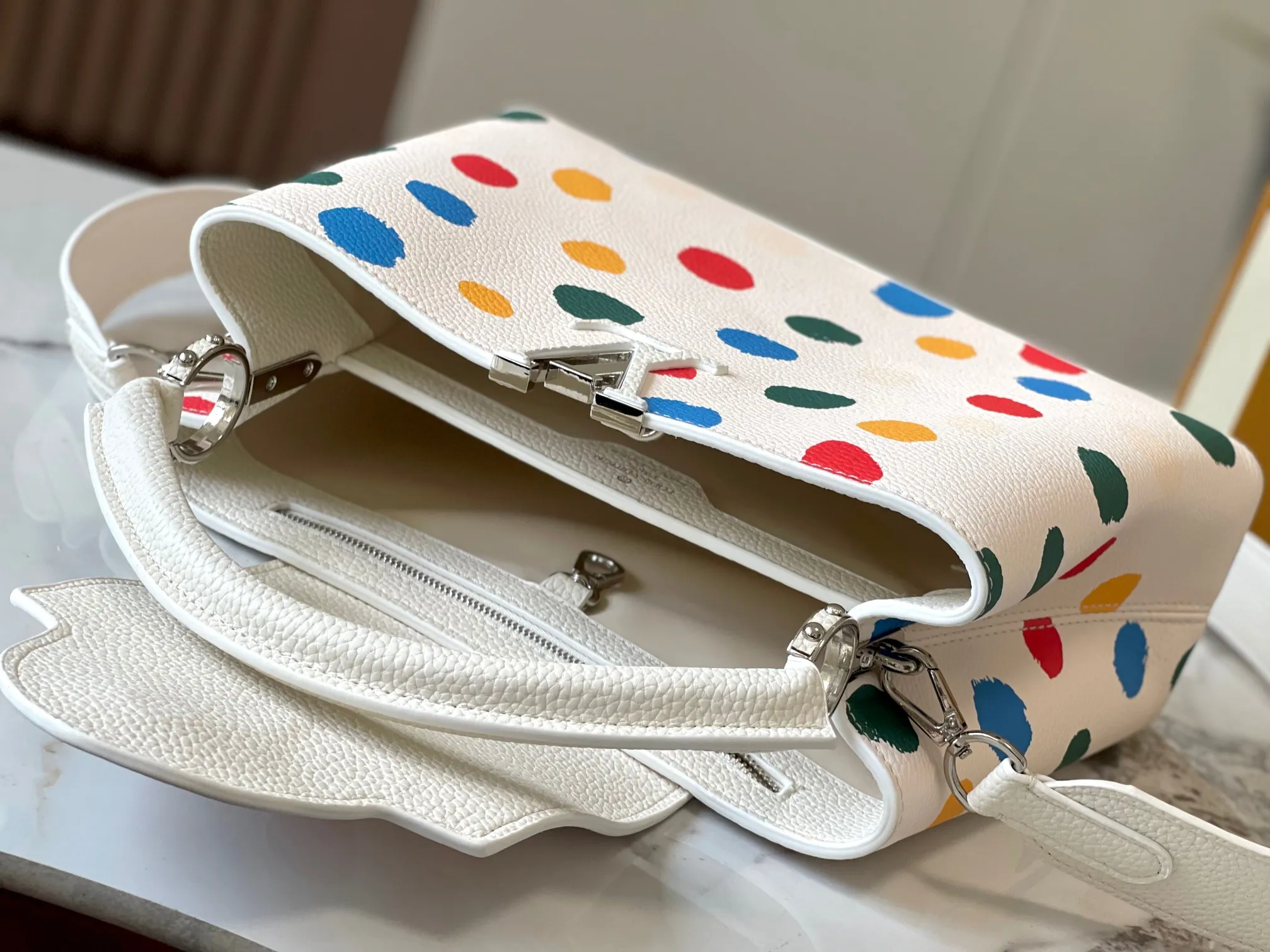 Upgraded version P460 M21665 This LV x YK Capucines medium handbag comes from the Louis Vuitton x Yayoi Kusama collaboration series. The renowned Japanese artist has been obsessed with polka dots as a symbol of infinity since childhood, and finds a dazzling expression in supple Taurillon leather decorated with 3D hand-painted polka dot prints. Detailed features 31.5 x 20 x 11 cm (length x height x width)