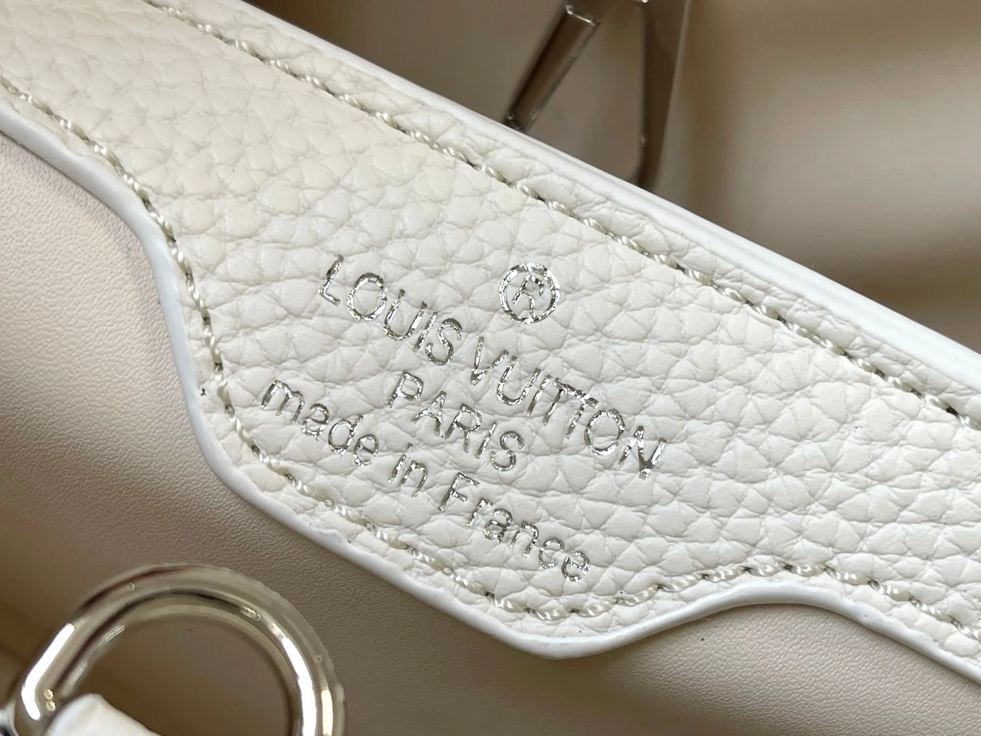 Upgraded version P460 M21665 This LV x YK Capucines medium handbag comes from the Louis Vuitton x Yayoi Kusama collaboration series. The renowned Japanese artist has been obsessed with polka dots as a symbol of infinity since childhood, and finds a dazzling expression in supple Taurillon leather decorated with 3D hand-painted polka dot prints. Detailed features 31.5 x 20 x 11 cm (length x height x width)