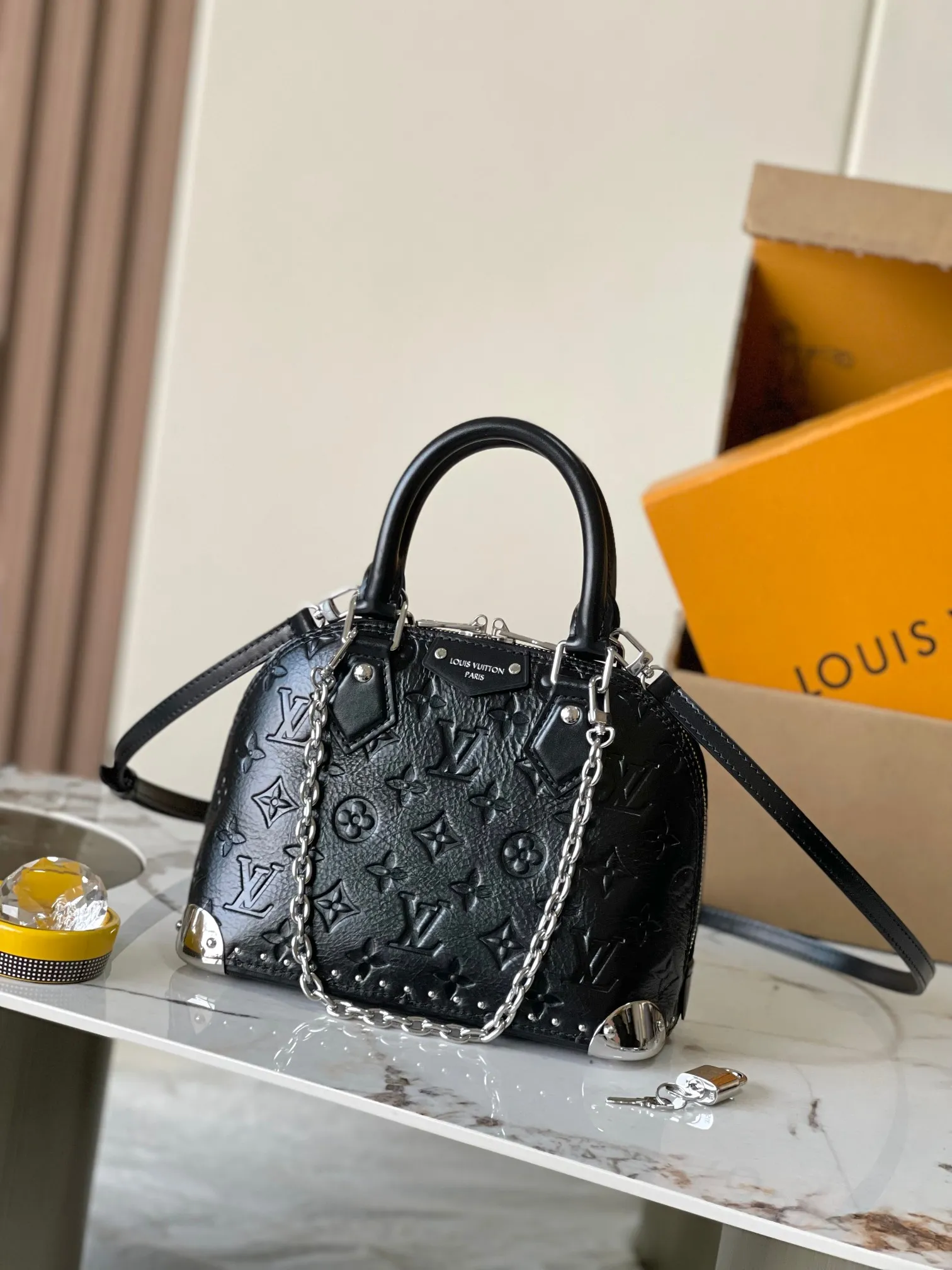 p1840 [Special grade MB original leather] Alma BB handbag, shell bag Model: M27812 black 163C chip version Material: A-grade all-steel hardware, imported original cowhide Packaging: full set of original duty-free MB packaging Size: 19*11*22CM