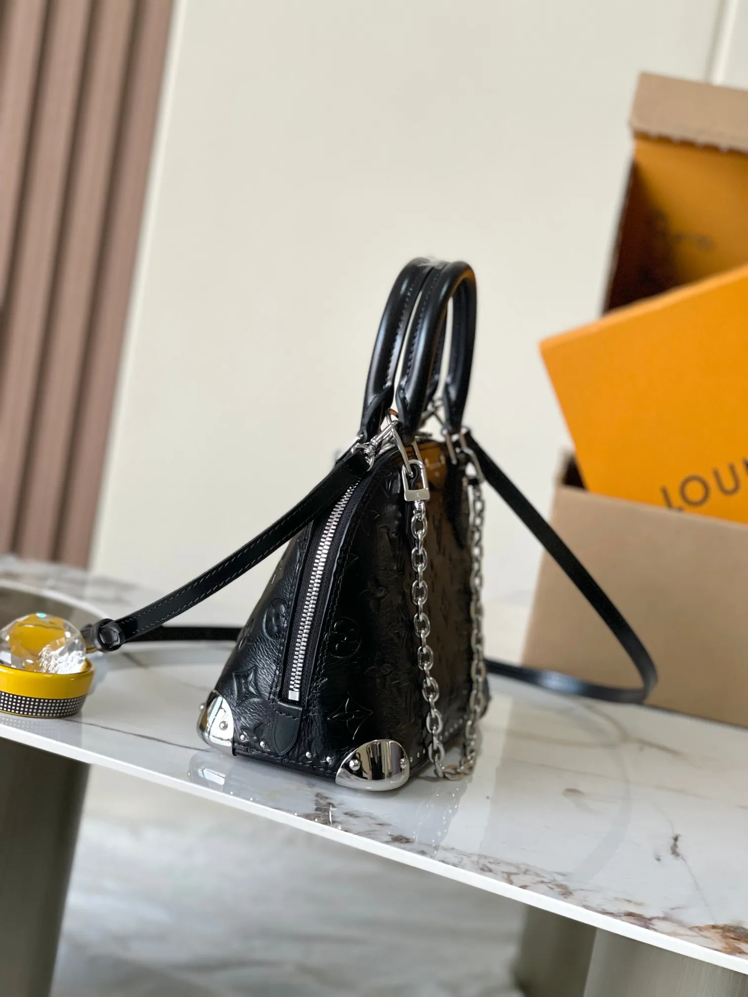 p1840 [Special grade MB original leather] Alma BB handbag, shell bag Model: M27812 black 163C chip version Material: A-grade all-steel hardware, imported original cowhide Packaging: full set of original duty-free MB packaging Size: 19*11*22CM