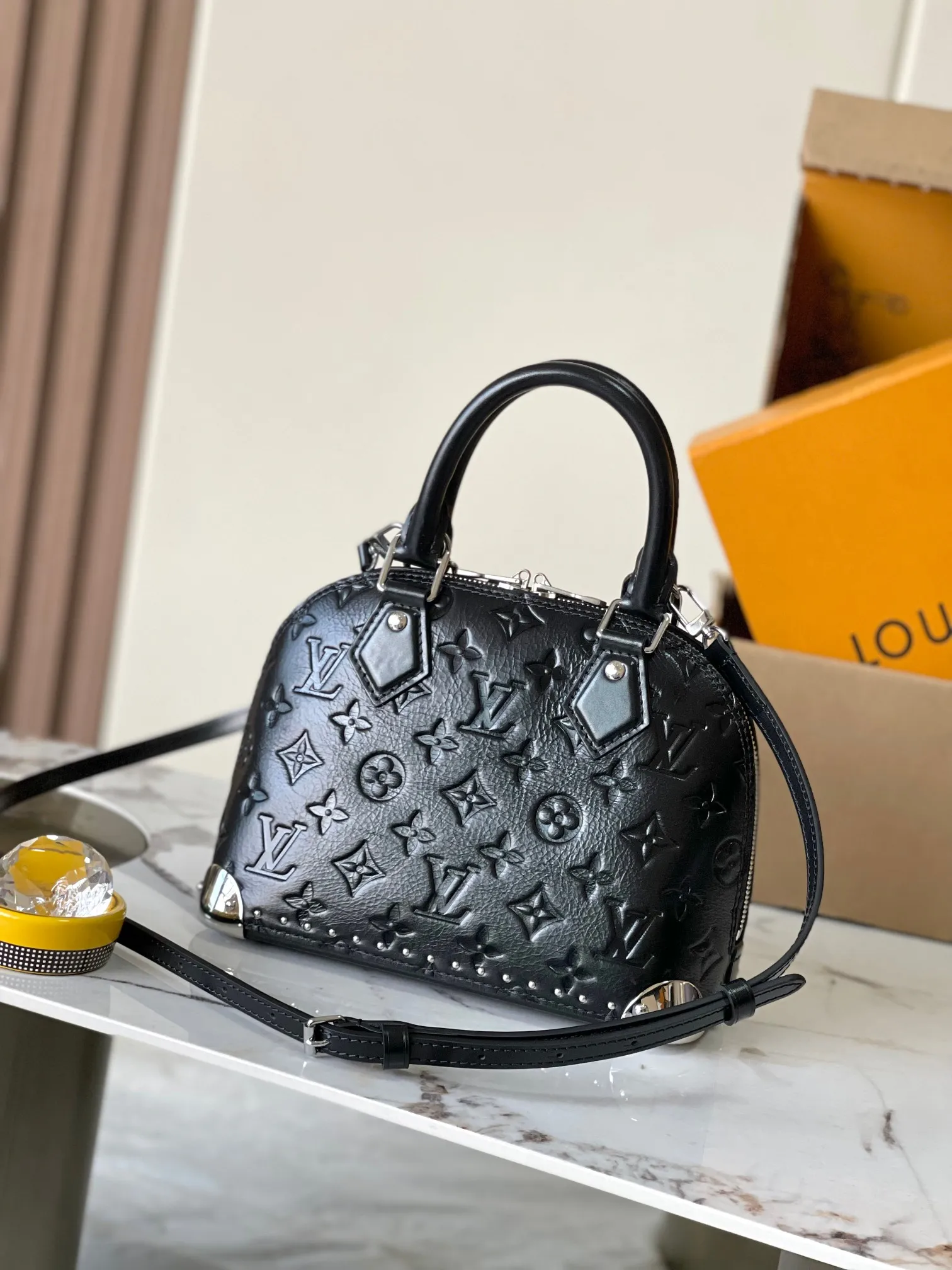 p1840 [Special grade MB original leather] Alma BB handbag, shell bag Model: M27812 black 163C chip version Material: A-grade all-steel hardware, imported original cowhide Packaging: full set of original duty-free MB packaging Size: 19*11*22CM
