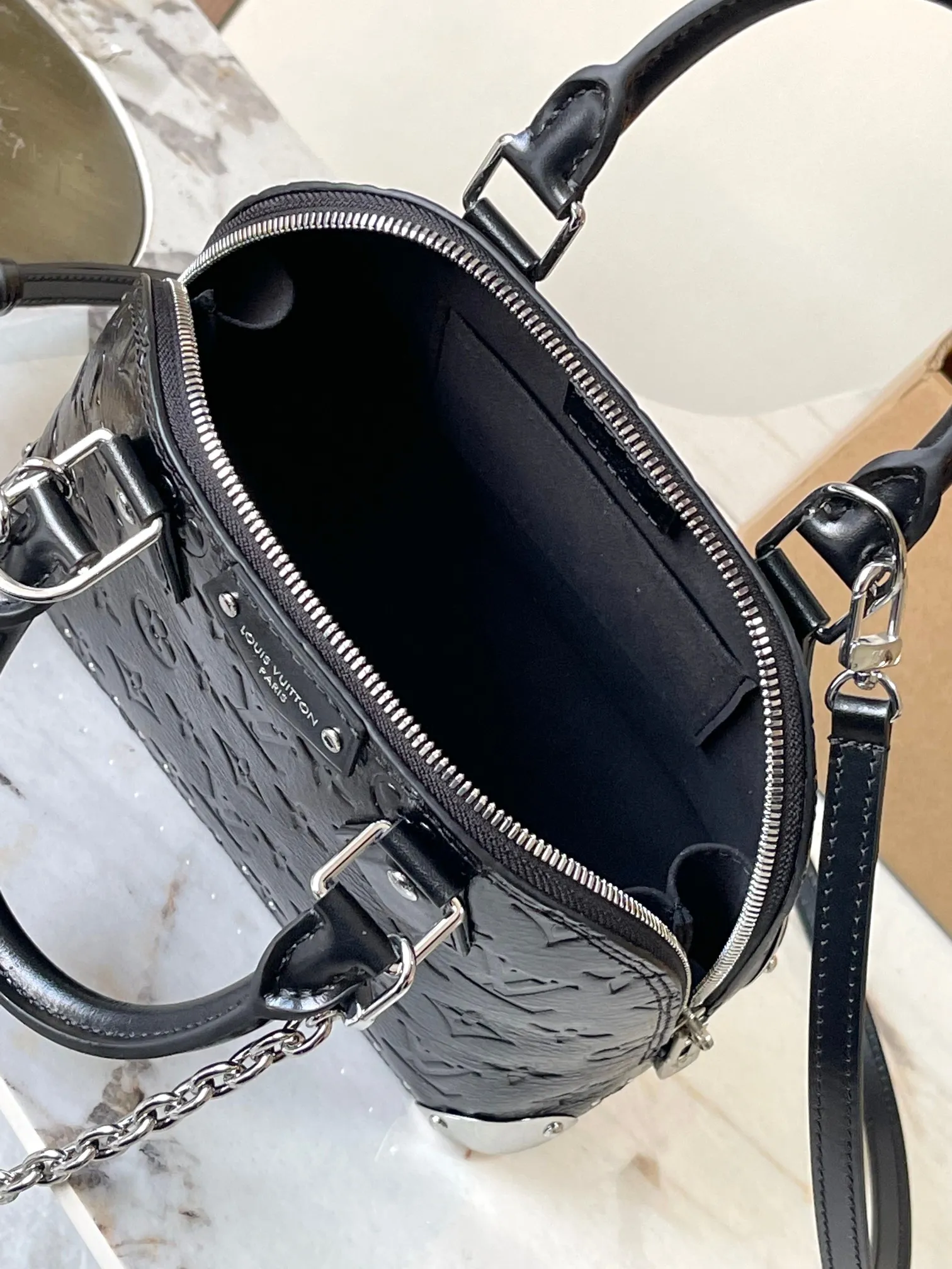 p1840 [Special grade MB original leather] Alma BB handbag, shell bag Model: M27812 black 163C chip version Material: A-grade all-steel hardware, imported original cowhide Packaging: full set of original duty-free MB packaging Size: 19*11*22CM