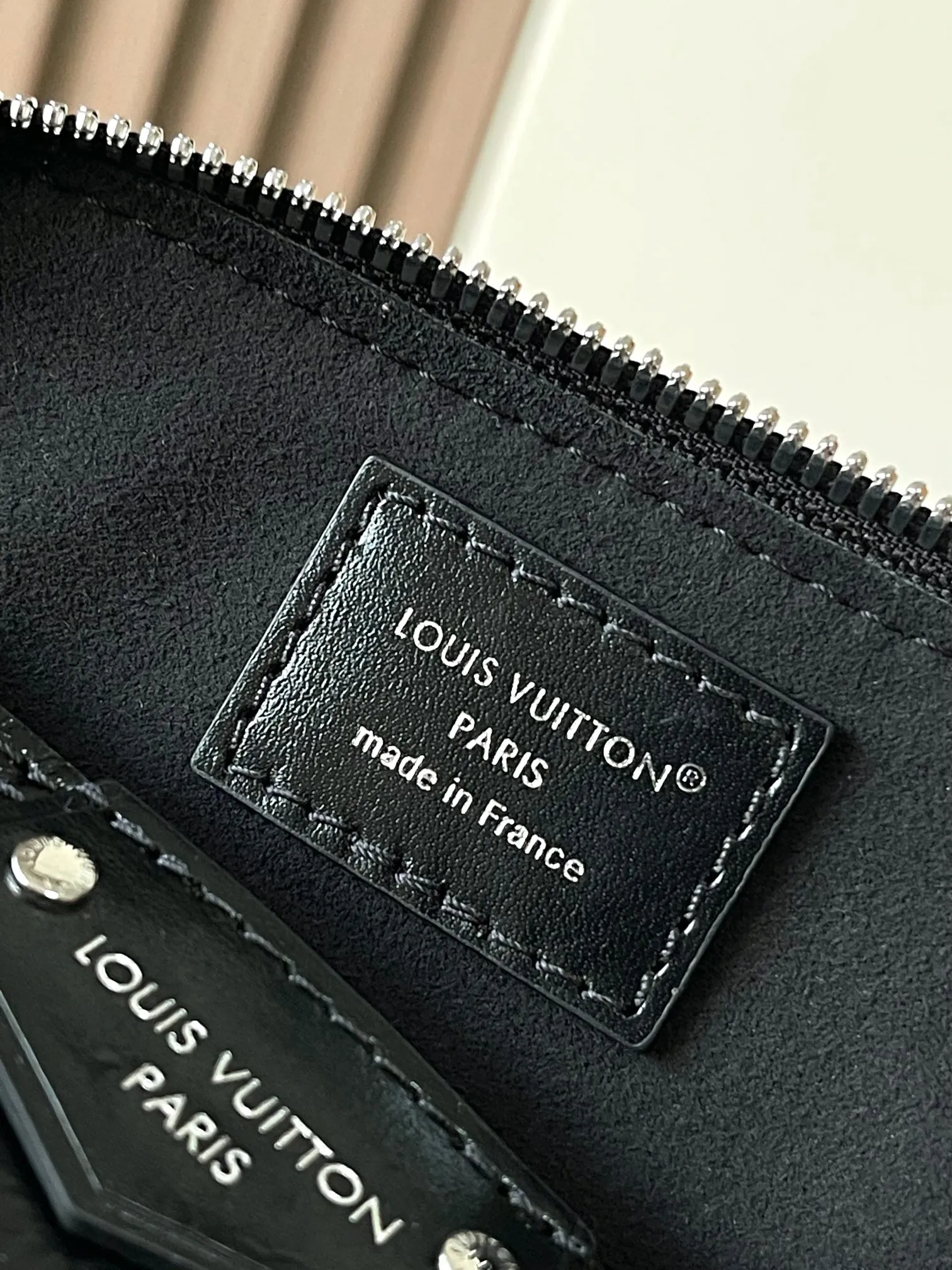 p1840 [Special grade MB original leather] Alma BB handbag, shell bag Model: M27812 black 163C chip version Material: A-grade all-steel hardware, imported original cowhide Packaging: full set of original duty-free MB packaging Size: 19*11*22CM