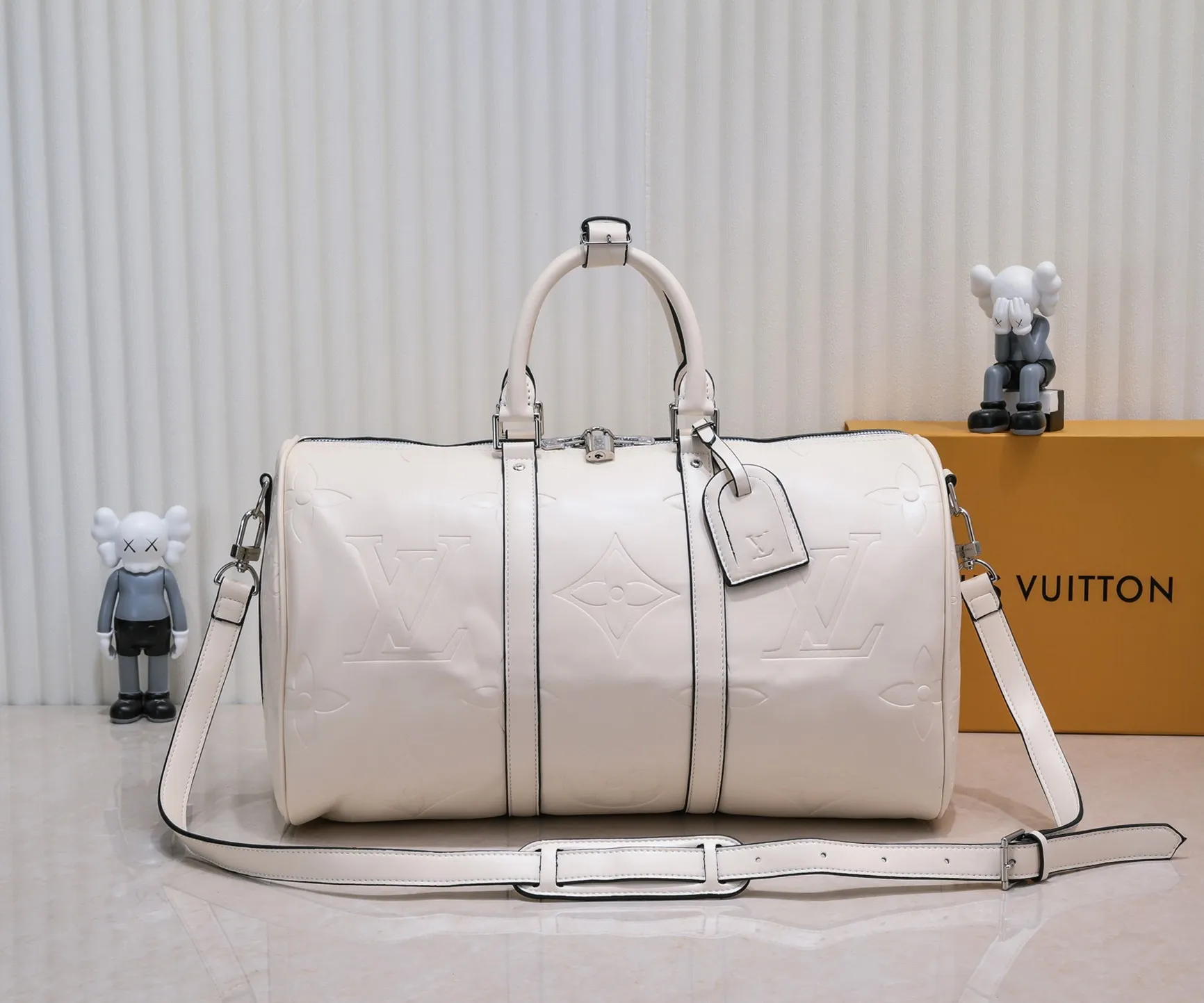 Batch 440💰N44810 45532 Upgraded version 45cm imported first-layer cowhide black embossed large flower travel bag N41416 45532 Keepall is a classic of the Louis Vuitton travel bag series. This large Keepall in Monogram is spacious and comes with a removable leather shoulder strap. 45x 27×20cm (Length x Height x Width) - Monogram natural cowhide leather binding - Double zipper closure - Leather handles - Detachable leather shoulder strap - Detachable leather ID holder - All steel hardware - With padlock