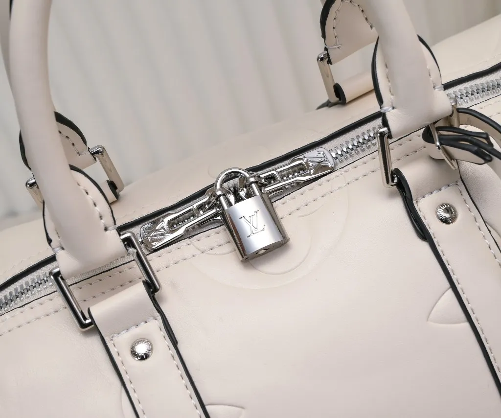 Batch 440💰N44810 45532 Upgraded version 45cm imported first-layer cowhide black embossed large flower travel bag N41416 45532 Keepall is a classic of the Louis Vuitton travel bag series. This large Keepall in Monogram is spacious and comes with a removable leather shoulder strap. 45x 27×20cm (Length x Height x Width) - Monogram natural cowhide leather binding - Double zipper closure - Leather handles - Detachable leather shoulder strap - Detachable leather ID holder - All steel hardware - With padlock