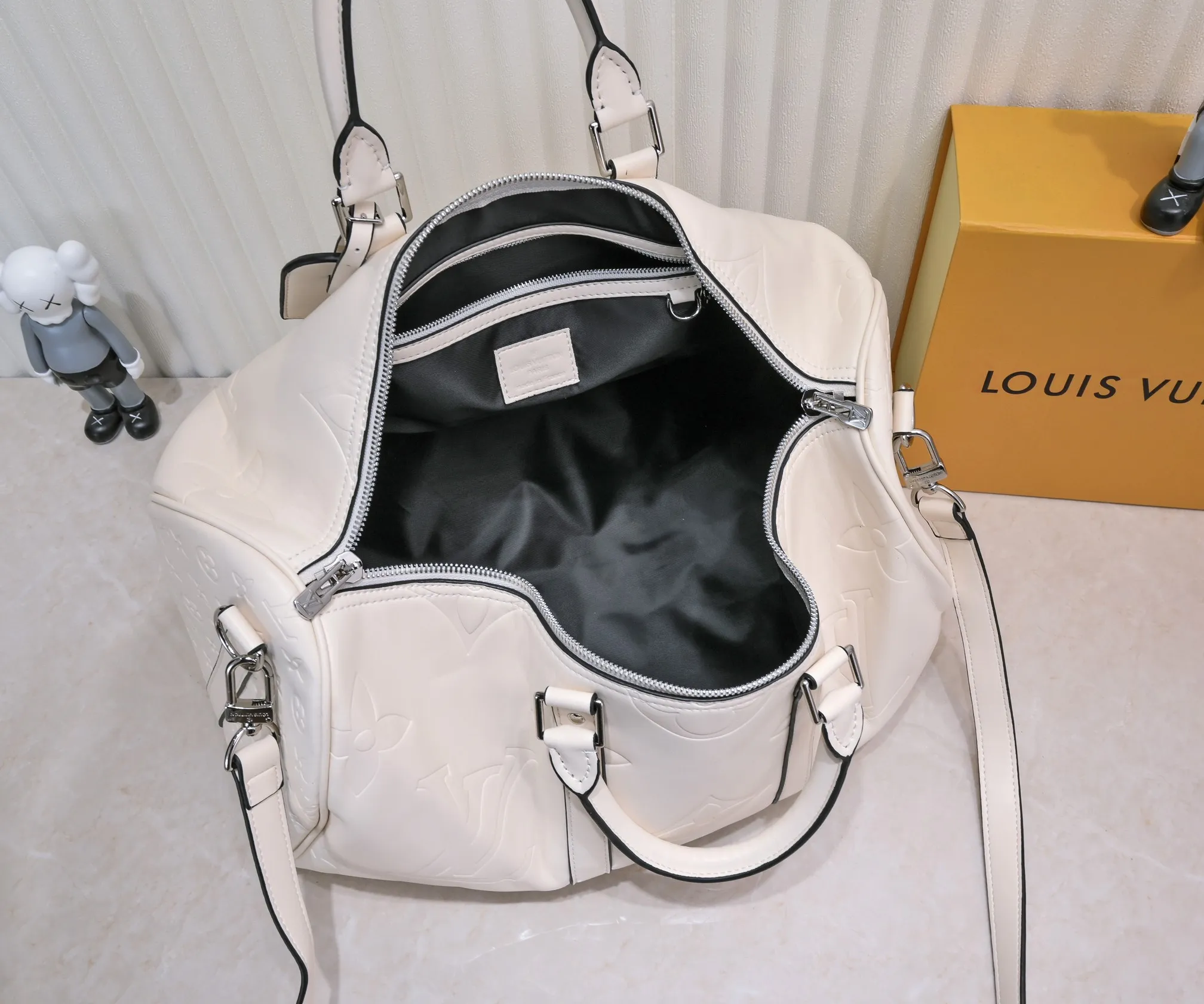 Batch 440💰N44810 45532 Upgraded version 45cm imported first-layer cowhide black embossed large flower travel bag N41416 45532 Keepall is a classic of the Louis Vuitton travel bag series. This large Keepall in Monogram is spacious and comes with a removable leather shoulder strap. 45x 27×20cm (Length x Height x Width) - Monogram natural cowhide leather binding - Double zipper closure - Leather handles - Detachable leather shoulder strap - Detachable leather ID holder - All steel hardware - With padlock