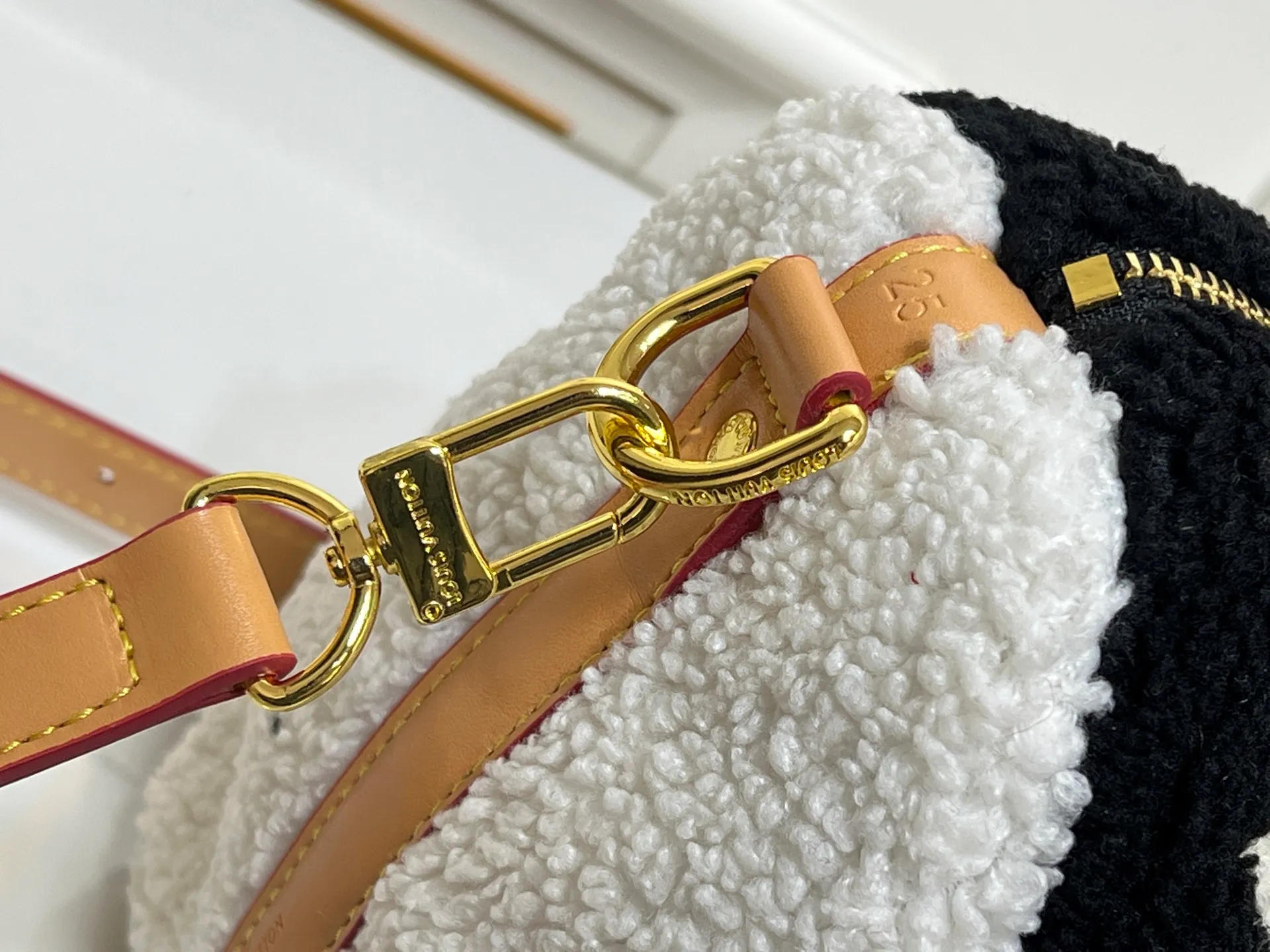 Batch 260💰Upgraded original M23468 M40390 [Speedy Bandoulière 25 handbag] Lamb velvet🔥Made of soft wool leather with grained leather trim, relying on complex intarsia technology to outline the Giant Monogram pattern, showing the trend of the winter series. Rolled leather top handles and removable and adjustable leather shoulder strap allow for a variety of carrying options. Dimensions: 25.0 x 19.0 x 15.0 cm