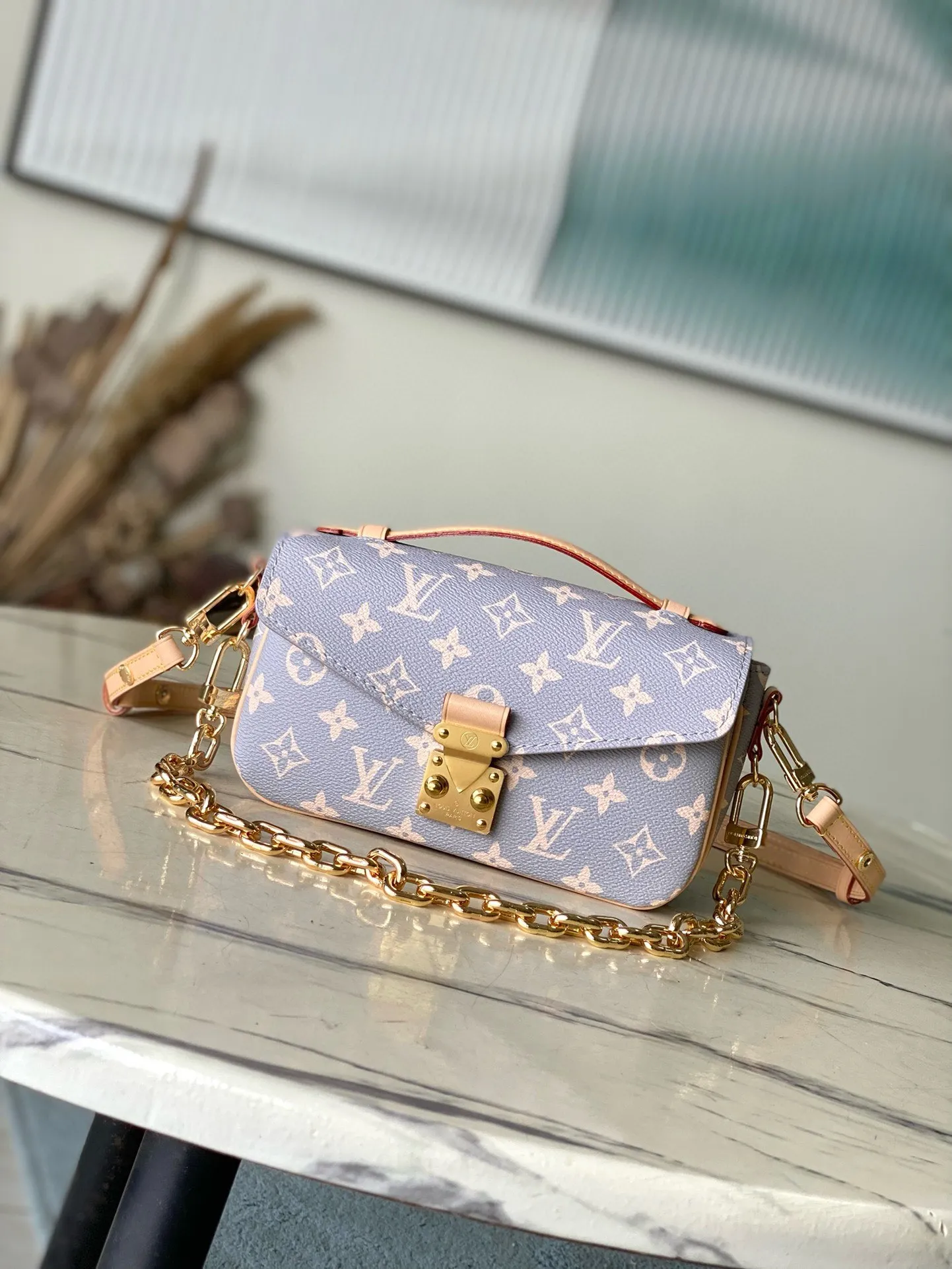 💰980 (Steel Hardware) Top Original Order M12429 This Pochette Métis East West handbag draws inspiration from the color of the brand’s traditional hard trunk. It renders the iconic Monogram coated canvas in elegant French tones, with smooth cow leather trim and S-lock buckle. It matches the 2024 autumn and winter ready-to-wear series. 21.5 x 13.5 x 6 cm (length x height x width)