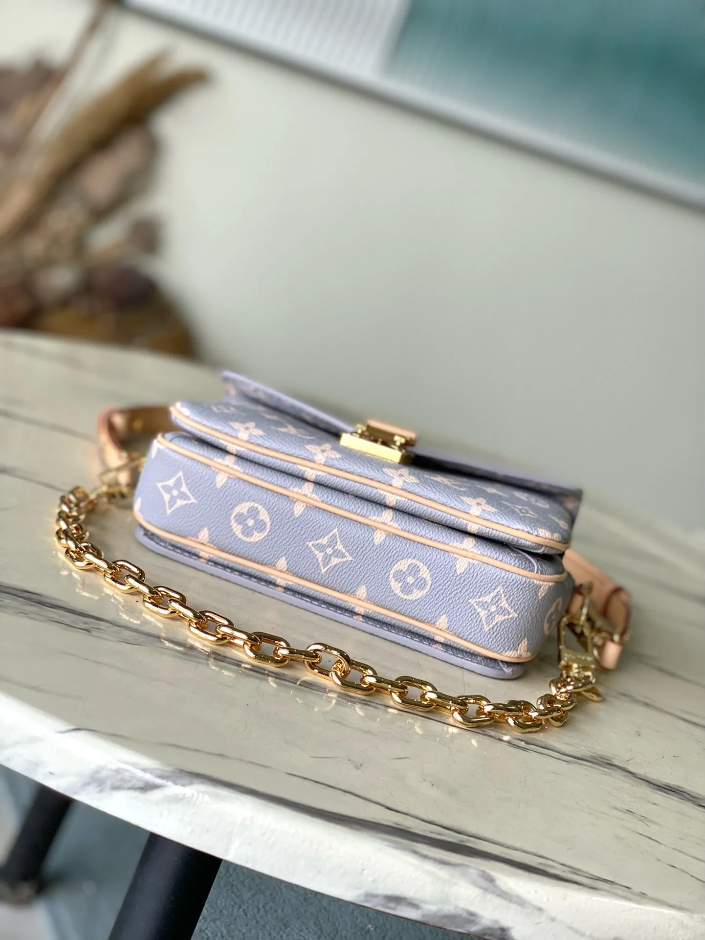 💰980 (Steel Hardware) Top Original Order M12429 This Pochette Métis East West handbag draws inspiration from the color of the brand’s traditional hard trunk. It renders the iconic Monogram coated canvas in elegant French tones, with smooth cow leather trim and S-lock buckle. It matches the 2024 autumn and winter ready-to-wear series. 21.5 x 13.5 x 6 cm (length x height x width)