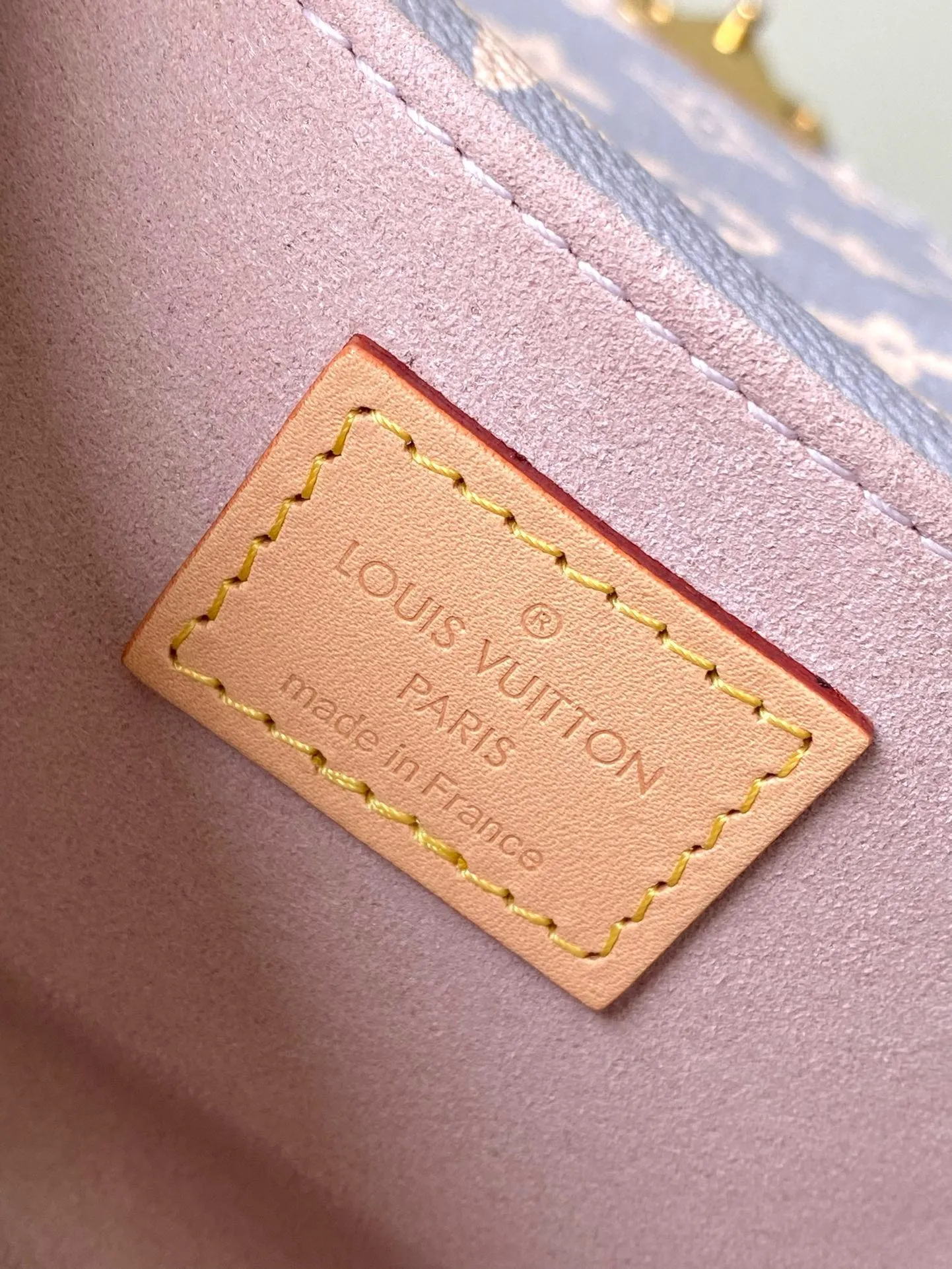 💰980 (Steel Hardware) Top Original Order M12429 This Pochette Métis East West handbag draws inspiration from the color of the brand’s traditional hard trunk. It renders the iconic Monogram coated canvas in elegant French tones, with smooth cow leather trim and S-lock buckle. It matches the 2024 autumn and winter ready-to-wear series. 21.5 x 13.5 x 6 cm (length x height x width)
