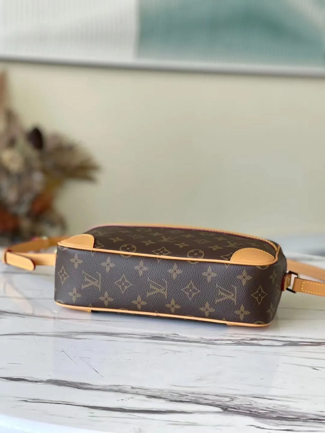 💰840 Top original order M51276 small vintage vintage camera bag, crossbody bag, unisex, classic Monogram canvas with yellow leather trim, calm and elegant, an outside open pocket, zipper side pockets inside, adjustable shoulder straps that can be switched freely at any time, sufficient capacity for daily use! Size 23.5*15.5*5.5cm