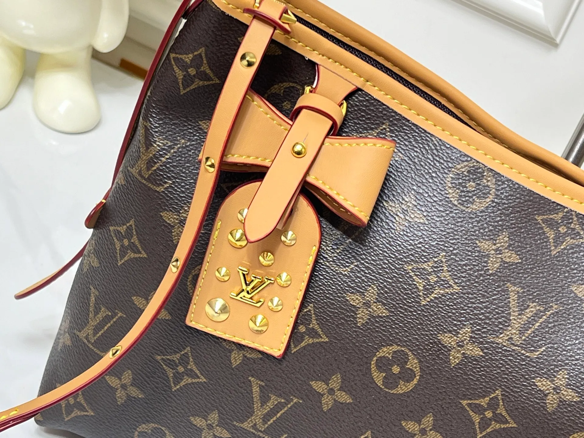 Batch 240💰Upgraded from the original M46203 M27578 CarryAll medium handbag, with Monogram canvas and leather trim to create a body-fitting design. There's a zipped pocket inside the ample space, and a detachable zipped clutch adds a functional element, with a buckle-adjustable handle. Small size: 32x 22x 10 cm,