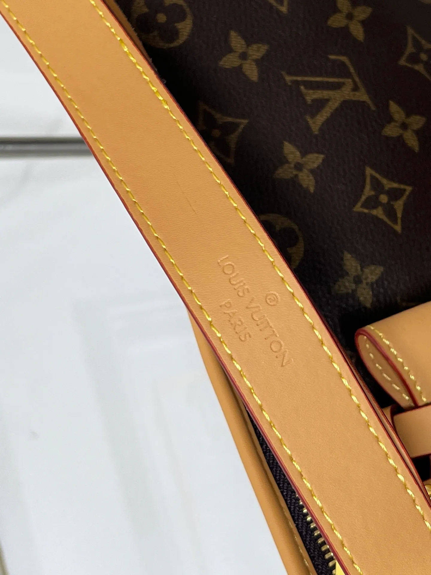 Batch 240💰Upgraded from the original M46203 M27578 CarryAll medium handbag, with Monogram canvas and leather trim to create a body-fitting design. There's a zipped pocket inside the ample space, and a detachable zipped clutch adds a functional element, with a buckle-adjustable handle. Small size: 32x 22x 10 cm,