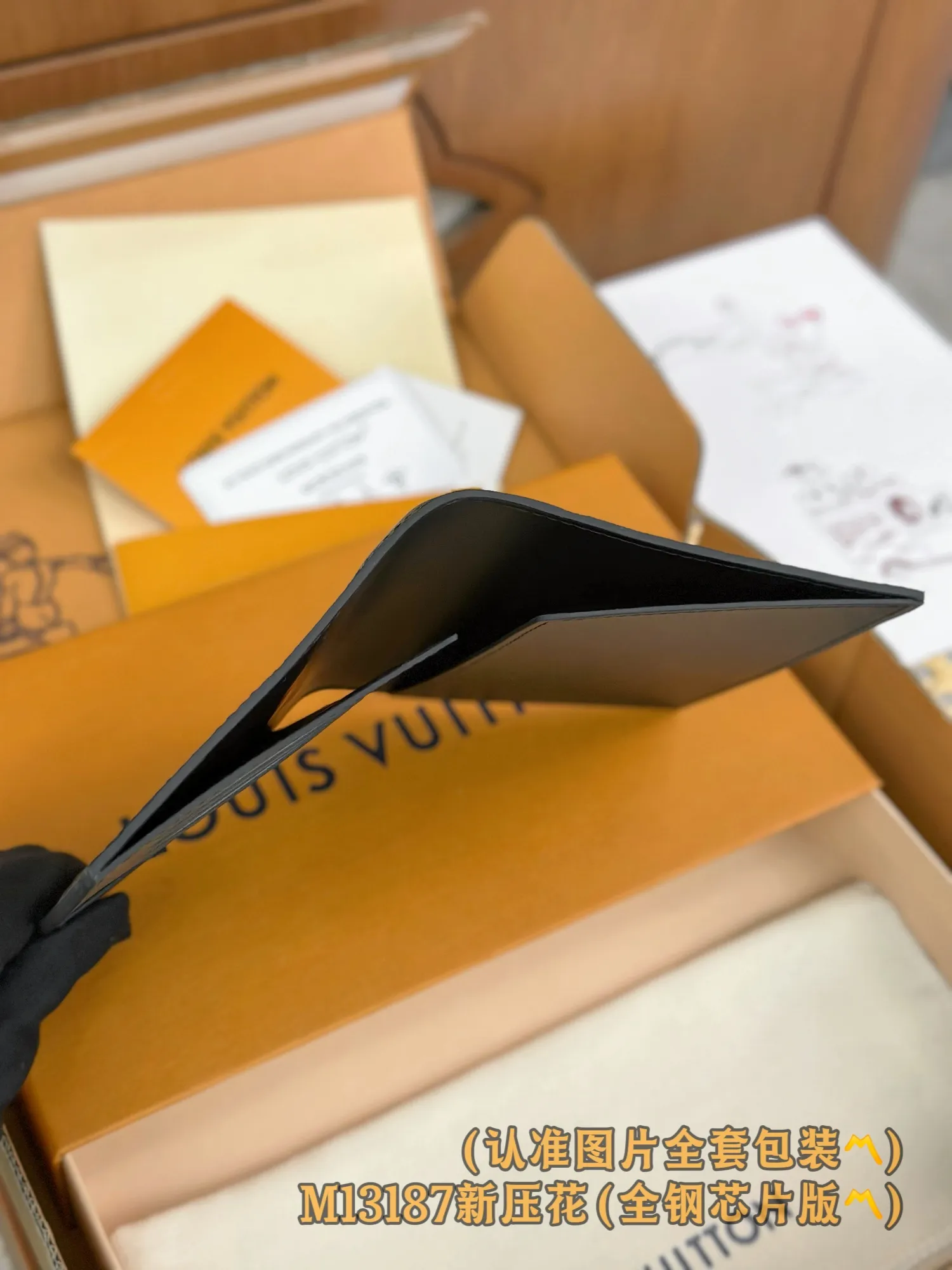💰520 [Authentic grade] [Special grade MB all steel high elastic fabric] M14792 passport holder (〽️A grade all steel〽️) personalized customized version! Transcoding chip, passport envelope! This passport cover is made of Monogram Shadow embossed calfskin, adding style to your journey. In addition to protecting your passport, this practical accessory features 4 business card slots and a patch pocket for receipts, tickets or other items. Soft calfskin with Monogram embossed pattern makes the simple design more distinctive.  10 x 14 x 2.5 cm (length x height x width).