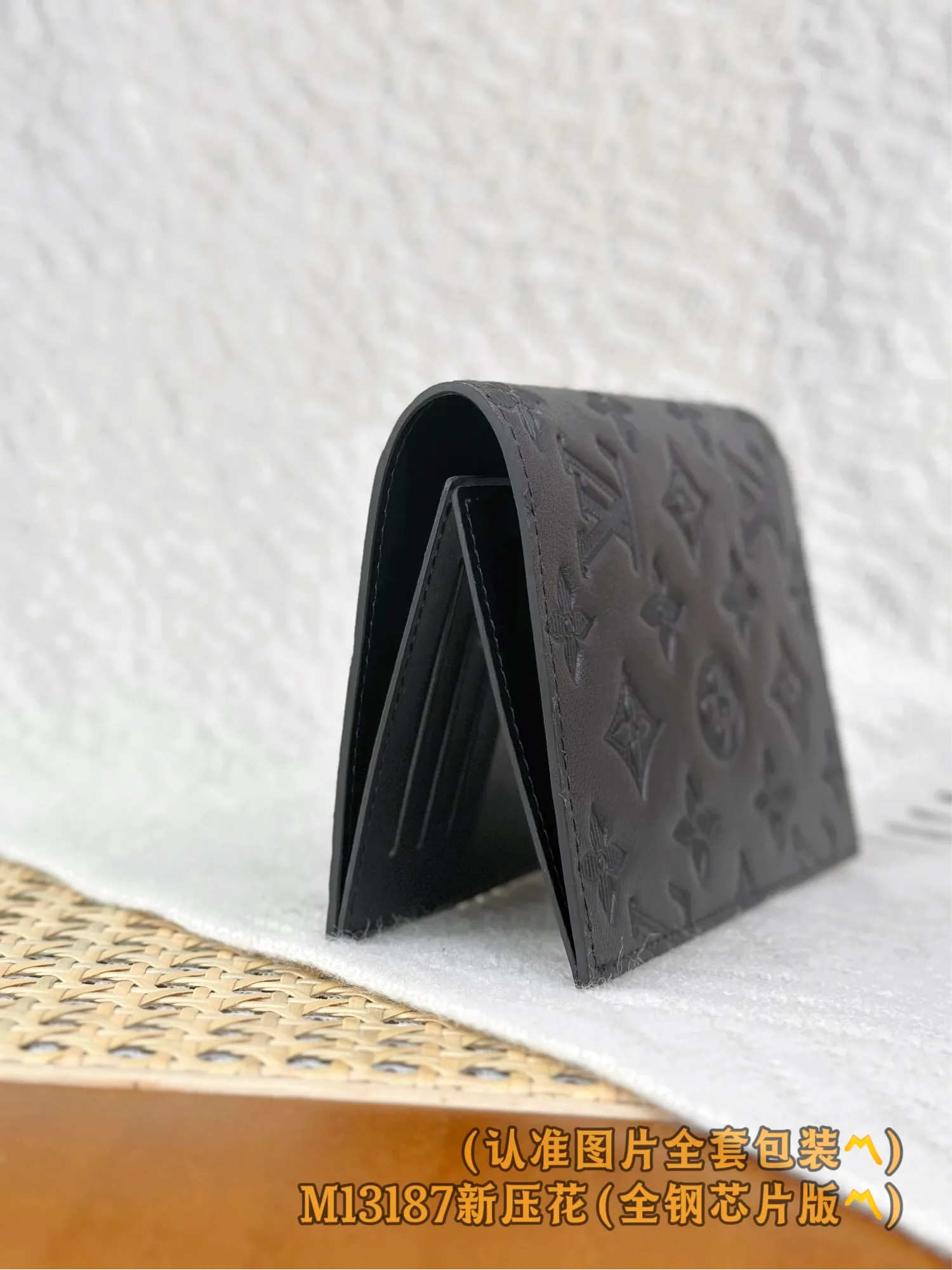 💰520 [Authentic grade] [Special grade MB all steel high elastic fabric] M14792 passport holder (〽️A grade all steel〽️) personalized customized version! Transcoding chip, passport envelope! This passport cover is made of Monogram Shadow embossed calfskin, adding style to your journey. In addition to protecting your passport, this practical accessory features 4 business card slots and a patch pocket for receipts, tickets or other items. Soft calfskin with Monogram embossed pattern makes the simple design more distinctive.  10 x 14 x 2.5 cm (length x height x width).