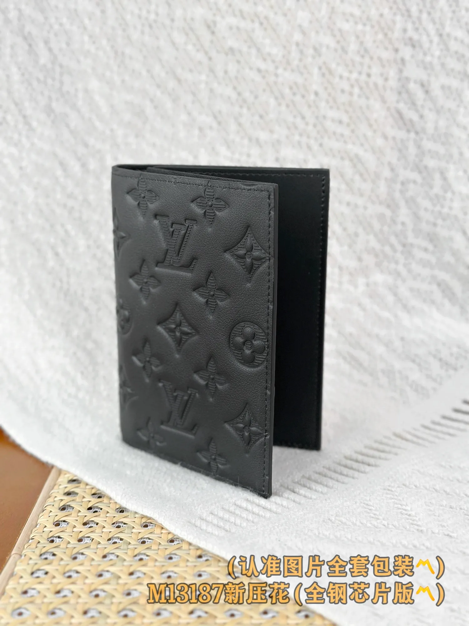 💰520 [Authentic grade] [Special grade MB all steel high elastic fabric] M14792 passport holder (〽️A grade all steel〽️) personalized customized version! Transcoding chip, passport envelope! This passport cover is made of Monogram Shadow embossed calfskin, adding style to your journey. In addition to protecting your passport, this practical accessory features 4 business card slots and a patch pocket for receipts, tickets or other items. Soft calfskin with Monogram embossed pattern makes the simple design more distinctive.  10 x 14 x 2.5 cm (length x height x width).
