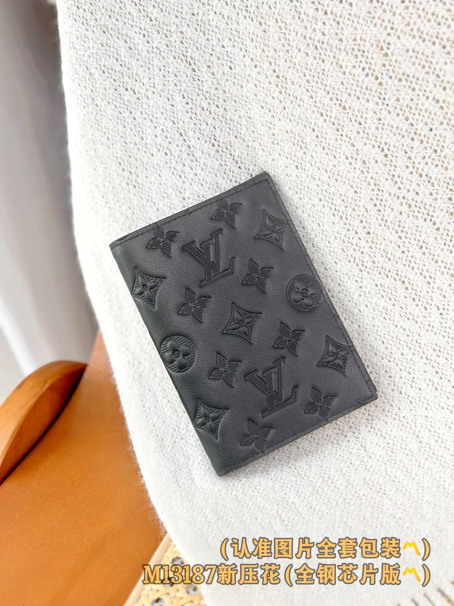 💰520 [Authentic grade] [Special grade MB all steel high elastic fabric] M14792 passport holder (〽️A grade all steel〽️) personalized customized version! Transcoding chip, passport envelope! This passport cover is made of Monogram Shadow embossed calfskin, adding style to your journey. In addition to protecting your passport, this practical accessory features 4 business card slots and a patch pocket for receipts, tickets or other items. Soft calfskin with Monogram embossed pattern makes the simple design more distinctive.  10 x 14 x 2.5 cm (length x height x width).
