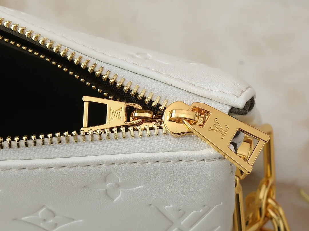 💰240💰Upgraded from the original M59598 M59389 M59396 M13233 M21259 M25218 M20770 M11401 This Coussin BB handbag is made of soft sheep leather with an embossed Monogram pattern. It has an inner compartment in a compact silhouette, making it an elegant choice for both day and night. Both the chunky chain and slim leather strap are removable, allowing for a variety of styling possibilities. Dimensions: 21.0 x 16.0 x 7.0 cm (length x height x width)