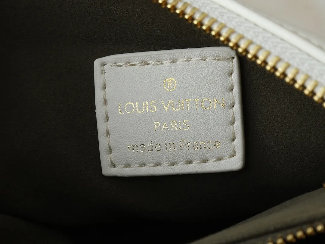 💰240💰Upgraded from the original M59598 M59389 M59396 M13233 M21259 M25218 M20770 M11401 This Coussin BB handbag is made of soft sheep leather with an embossed Monogram pattern. It has an inner compartment in a compact silhouette, making it an elegant choice for both day and night. Both the chunky chain and slim leather strap are removable, allowing for a variety of styling possibilities. Dimensions: 21.0 x 16.0 x 7.0 cm (length x height x width)
