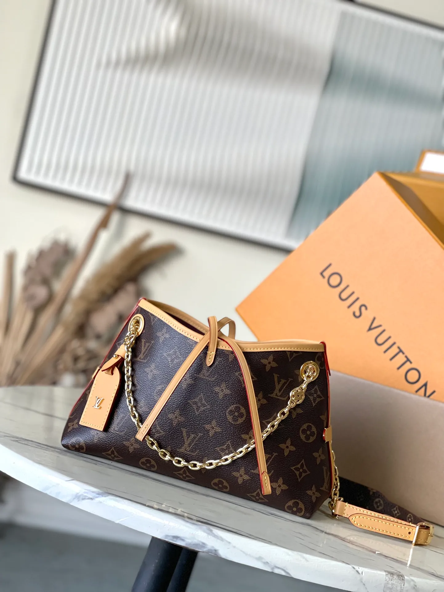 💰760 Top original order M13014 This CarryAll BB handbag is made of Monogram canvas, with Monogram flowers on the dazzling chain, lighting up day and night occasions with a trendy look. A leather name tag complements the lace-up closure, and an interior zippered pocket provides easy access to credit cards. Dimensions: 26 × 17 × 10 cm