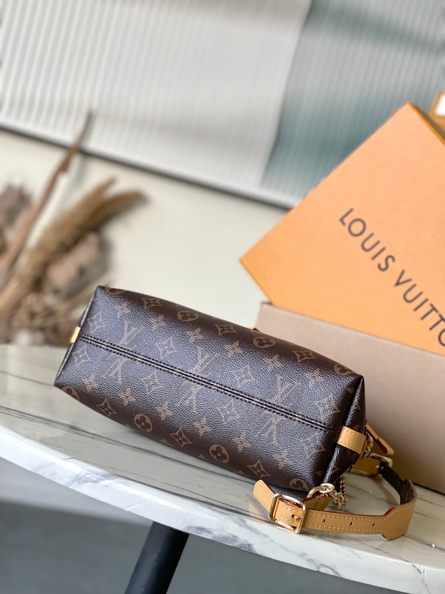💰760 Top original order M13014 This CarryAll BB handbag is made of Monogram canvas, with Monogram flowers on the dazzling chain, lighting up day and night occasions with a trendy look. A leather name tag complements the lace-up closure, and an interior zippered pocket provides easy access to credit cards. Dimensions: 26 × 17 × 10 cm
