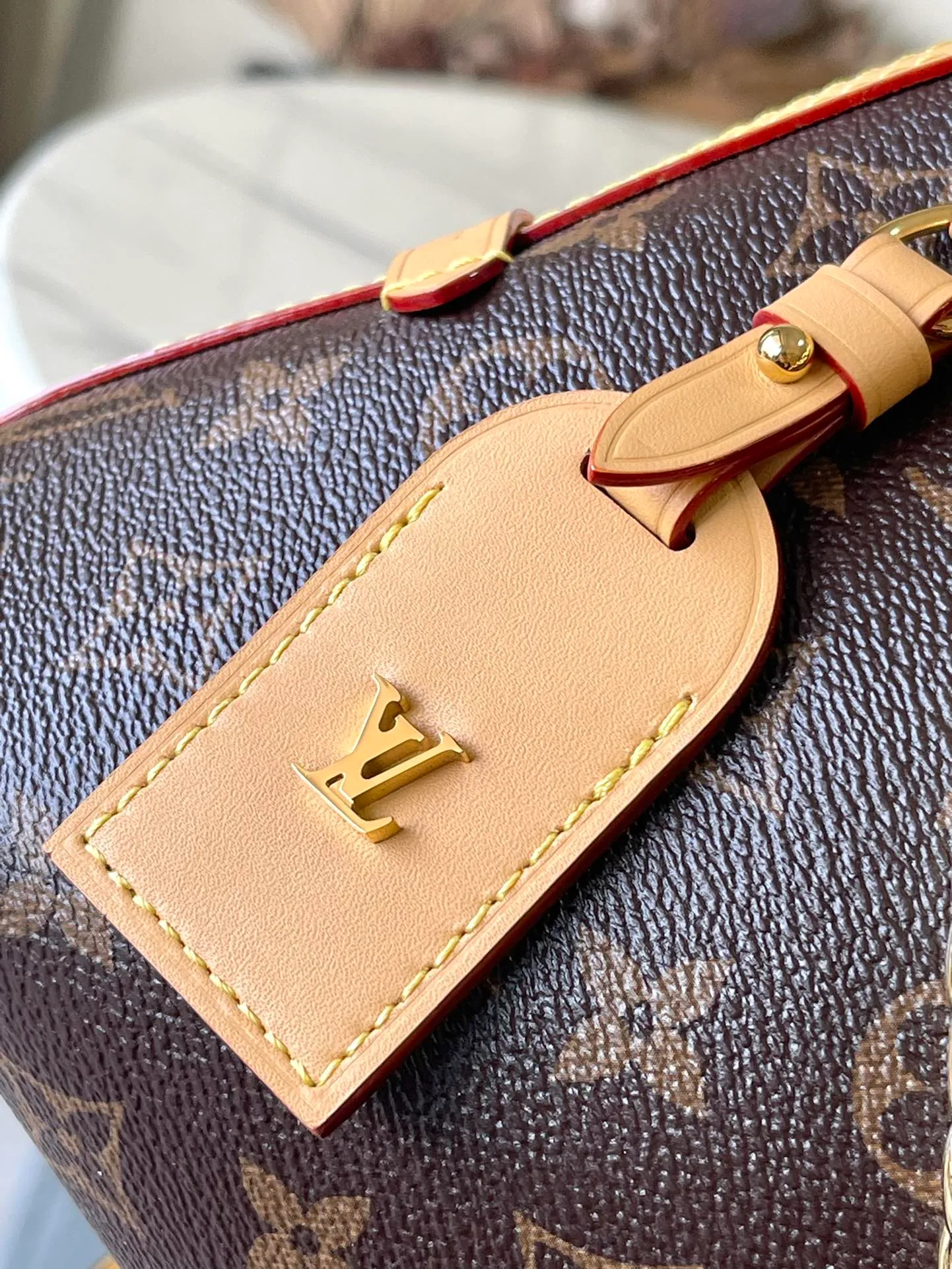 💰760 Top original order M13014 This CarryAll BB handbag is made of Monogram canvas, with Monogram flowers on the dazzling chain, lighting up day and night occasions with a trendy look. A leather name tag complements the lace-up closure, and an interior zippered pocket provides easy access to credit cards. Dimensions: 26 × 17 × 10 cm