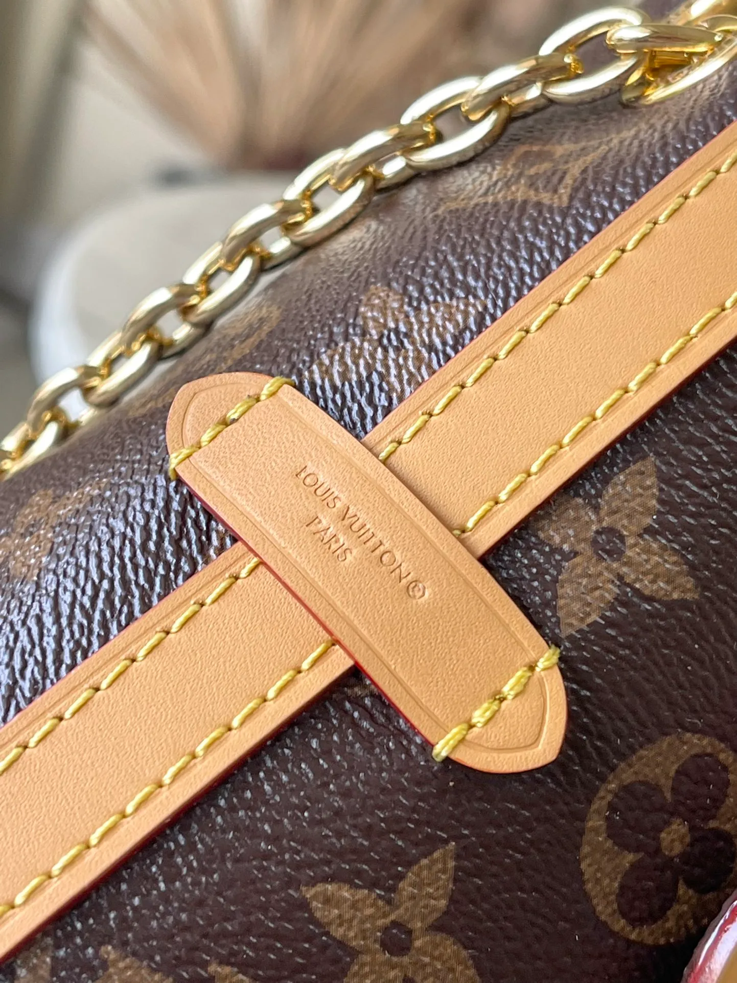 💰760 Top original order M13014 This CarryAll BB handbag is made of Monogram canvas, with Monogram flowers on the dazzling chain, lighting up day and night occasions with a trendy look. A leather name tag complements the lace-up closure, and an interior zippered pocket provides easy access to credit cards. Dimensions: 26 × 17 × 10 cm