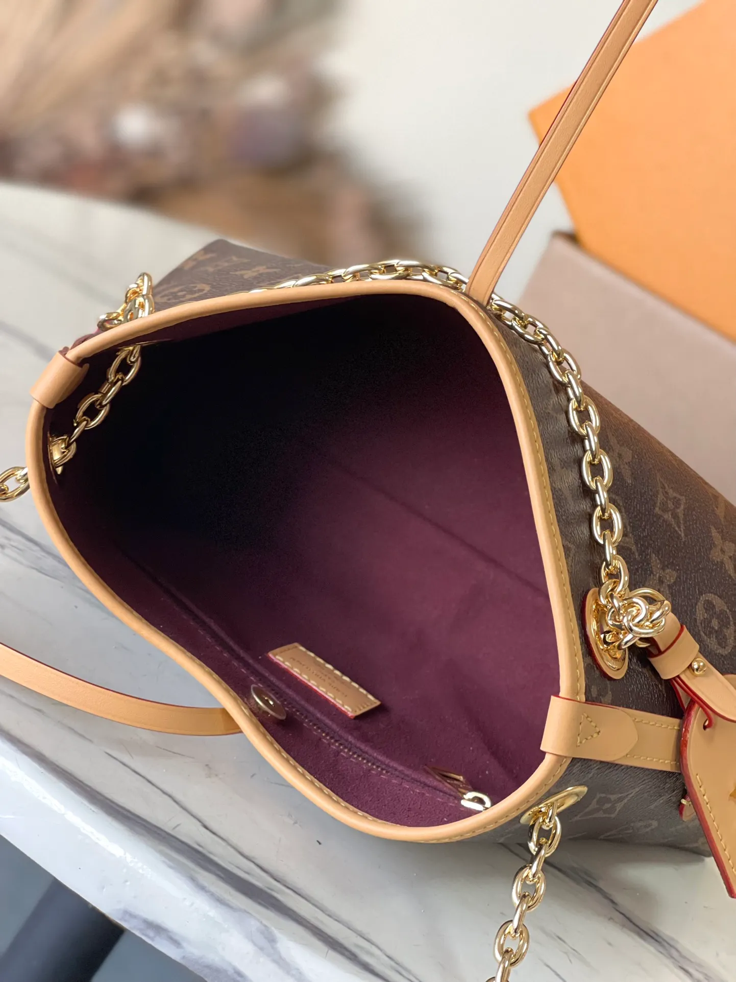 💰760 Top original order M13014 This CarryAll BB handbag is made of Monogram canvas, with Monogram flowers on the dazzling chain, lighting up day and night occasions with a trendy look. A leather name tag complements the lace-up closure, and an interior zippered pocket provides easy access to credit cards. Dimensions: 26 × 17 × 10 cm