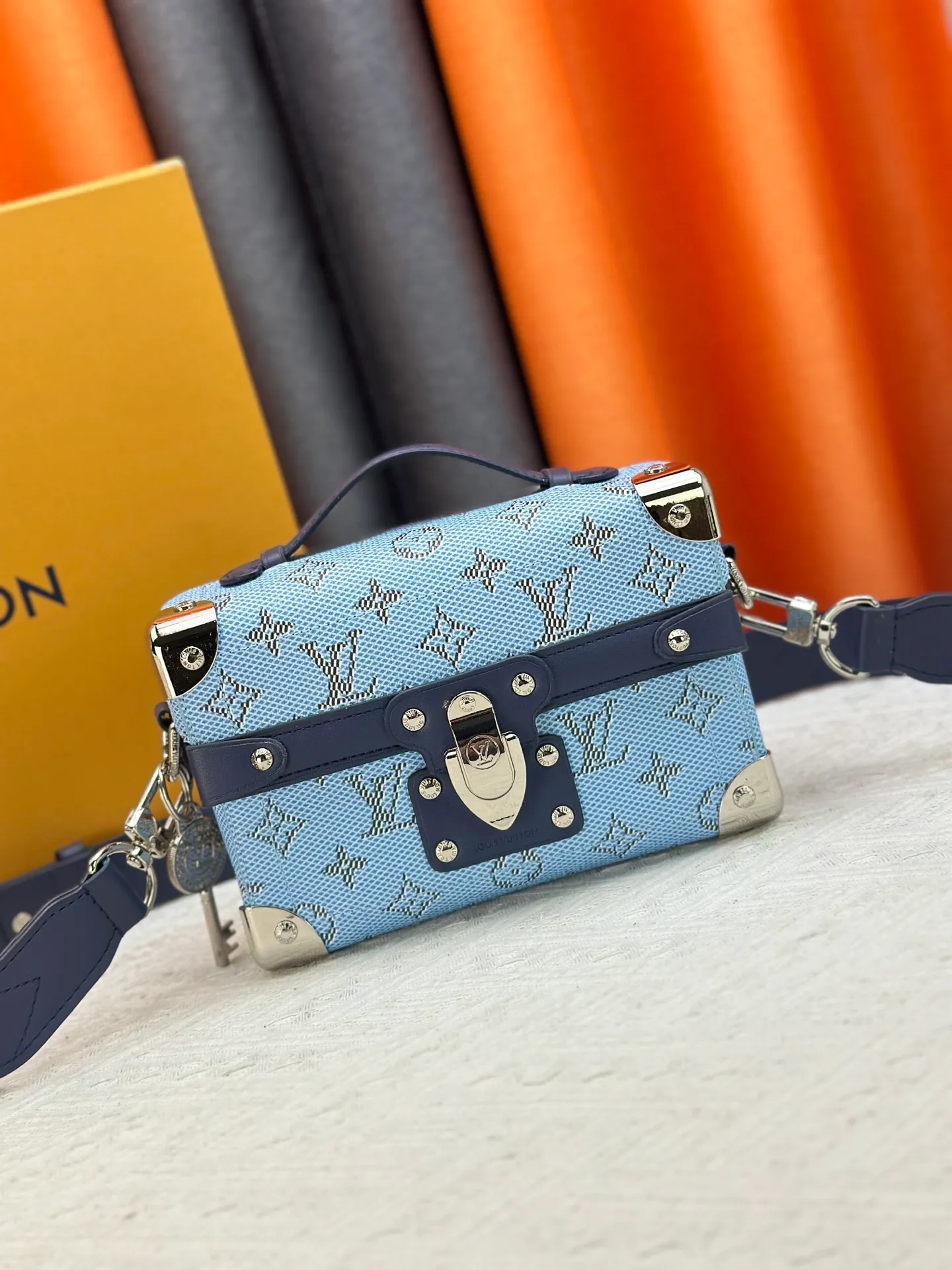 P320 Upgraded Original M15035 M13871 M11743 M11516 M11535 M12686 This Soul Trunk handbag is crafted by Pharrell Williams and is made of flexible LV Colorado cow leather with a grained texture. The Tumbler's magnetic clasp, rivets and top handles harken back to classic hard case elements, while a removable and adjustable shoulder strap completes the sophisticated details. Size: 19x15x7cm