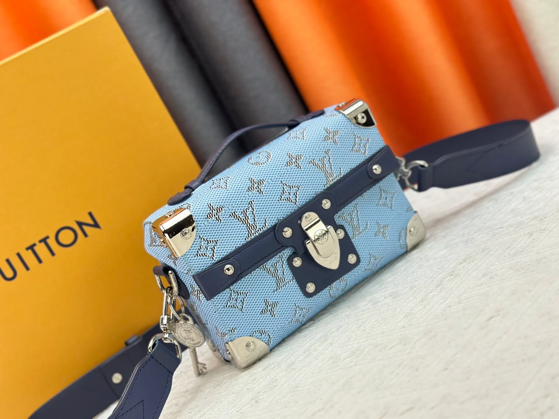 P320 Upgraded Original M15035 M13871 M11743 M11516 M11535 M12686 This Soul Trunk handbag is crafted by Pharrell Williams and is made of flexible LV Colorado cow leather with a grained texture. The Tumbler's magnetic clasp, rivets and top handles harken back to classic hard case elements, while a removable and adjustable shoulder strap completes the sophisticated details. Size: 19x15x7cm