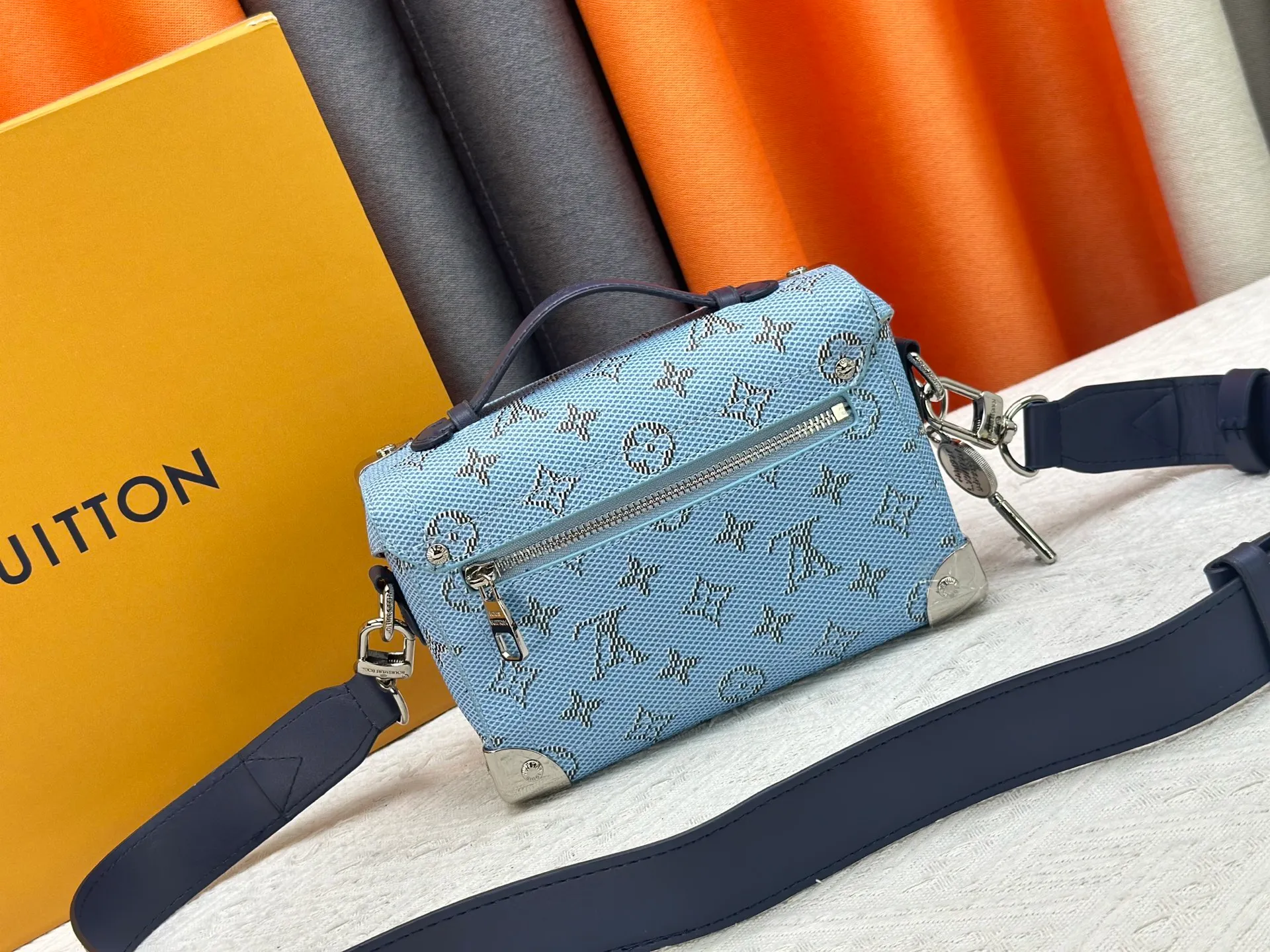 P320 Upgraded Original M15035 M13871 M11743 M11516 M11535 M12686 This Soul Trunk handbag is crafted by Pharrell Williams and is made of flexible LV Colorado cow leather with a grained texture. The Tumbler's magnetic clasp, rivets and top handles harken back to classic hard case elements, while a removable and adjustable shoulder strap completes the sophisticated details. Size: 19x15x7cm