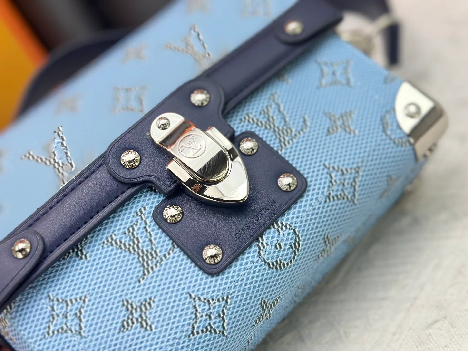P320 Upgraded Original M15035 M13871 M11743 M11516 M11535 M12686 This Soul Trunk handbag is crafted by Pharrell Williams and is made of flexible LV Colorado cow leather with a grained texture. The Tumbler's magnetic clasp, rivets and top handles harken back to classic hard case elements, while a removable and adjustable shoulder strap completes the sophisticated details. Size: 19x15x7cm