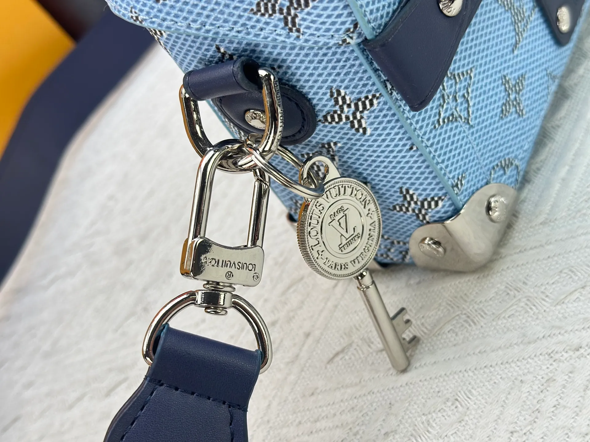 P320 Upgraded Original M15035 M13871 M11743 M11516 M11535 M12686 This Soul Trunk handbag is crafted by Pharrell Williams and is made of flexible LV Colorado cow leather with a grained texture. The Tumbler's magnetic clasp, rivets and top handles harken back to classic hard case elements, while a removable and adjustable shoulder strap completes the sophisticated details. Size: 19x15x7cm
