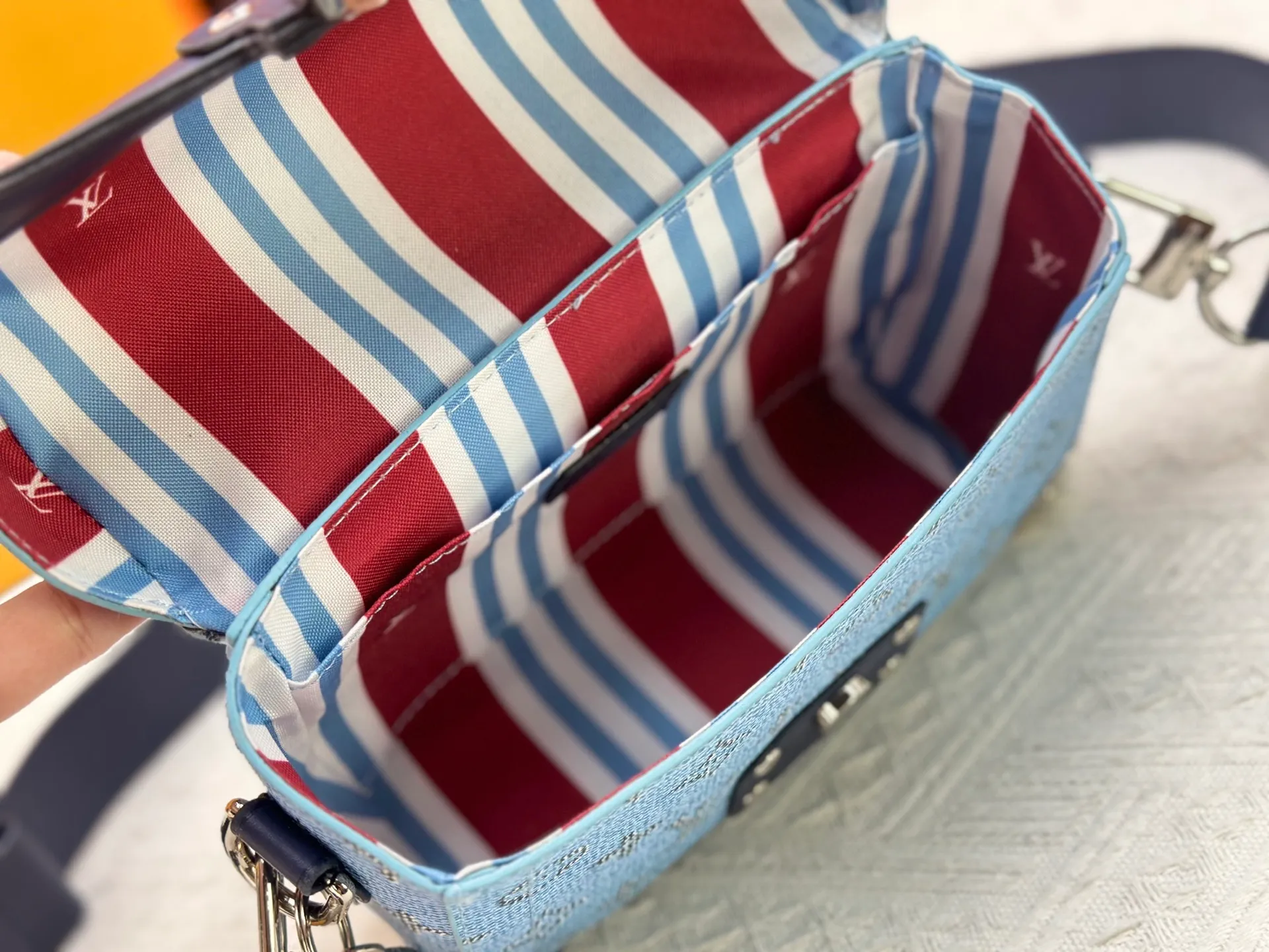 P320 Upgraded Original M15035 M13871 M11743 M11516 M11535 M12686 This Soul Trunk handbag is crafted by Pharrell Williams and is made of flexible LV Colorado cow leather with a grained texture. The Tumbler's magnetic clasp, rivets and top handles harken back to classic hard case elements, while a removable and adjustable shoulder strap completes the sophisticated details. Size: 19x15x7cm