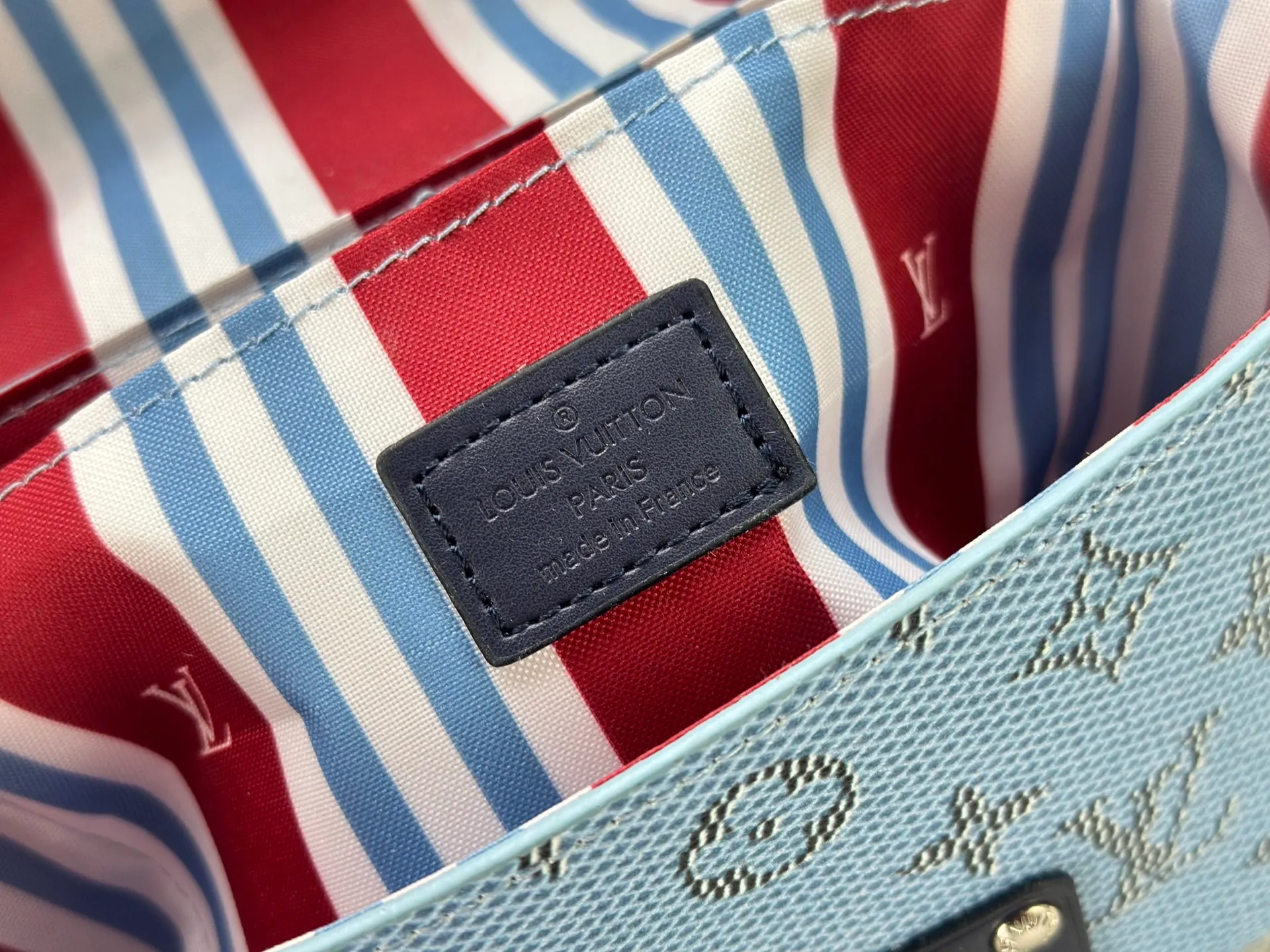P320 Upgraded Original M15035 M13871 M11743 M11516 M11535 M12686 This Soul Trunk handbag is crafted by Pharrell Williams and is made of flexible LV Colorado cow leather with a grained texture. The Tumbler's magnetic clasp, rivets and top handles harken back to classic hard case elements, while a removable and adjustable shoulder strap completes the sophisticated details. Size: 19x15x7cm