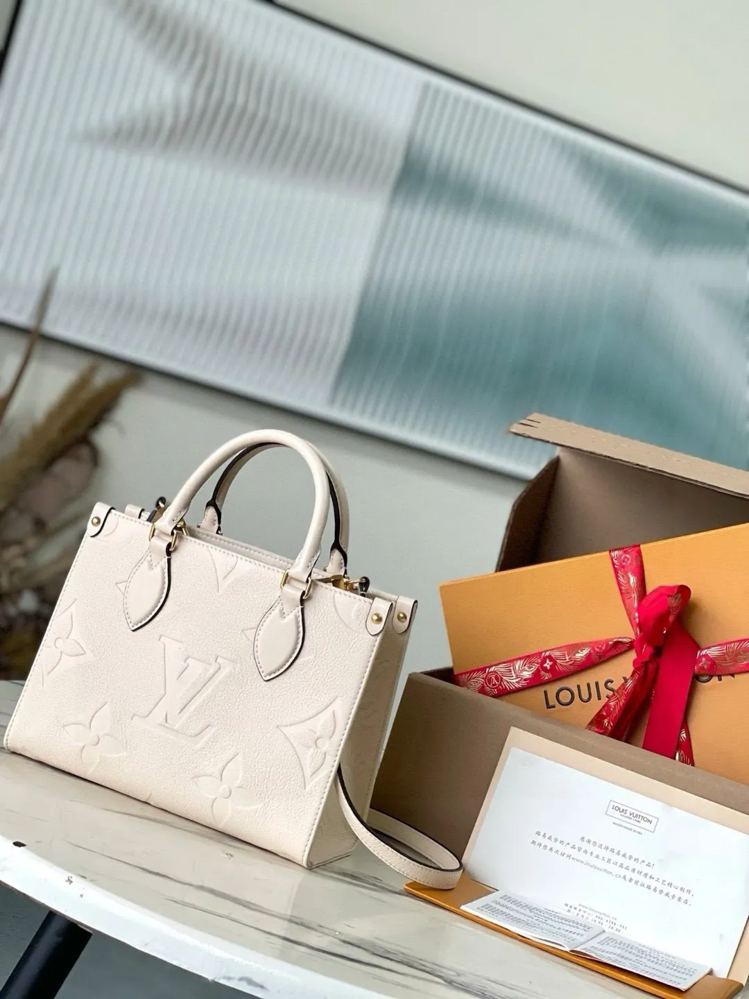 💰1040 (transcoding chip first-layer leather) top original order M46569 [ONTHEGO small handbag] Onthego small Tote bag draws inspiration from the classic Sac Plat handbag in 1968. It is made of Monogram Empreinte leather embossed with Giant Bicolor Monogram pattern to create a miniature version, which can store daily needs such as iPad Mini. Flexible handles and detachable shoulder strap enrich carrying options. Dimensions: 25 x 19 x 11.5 cm