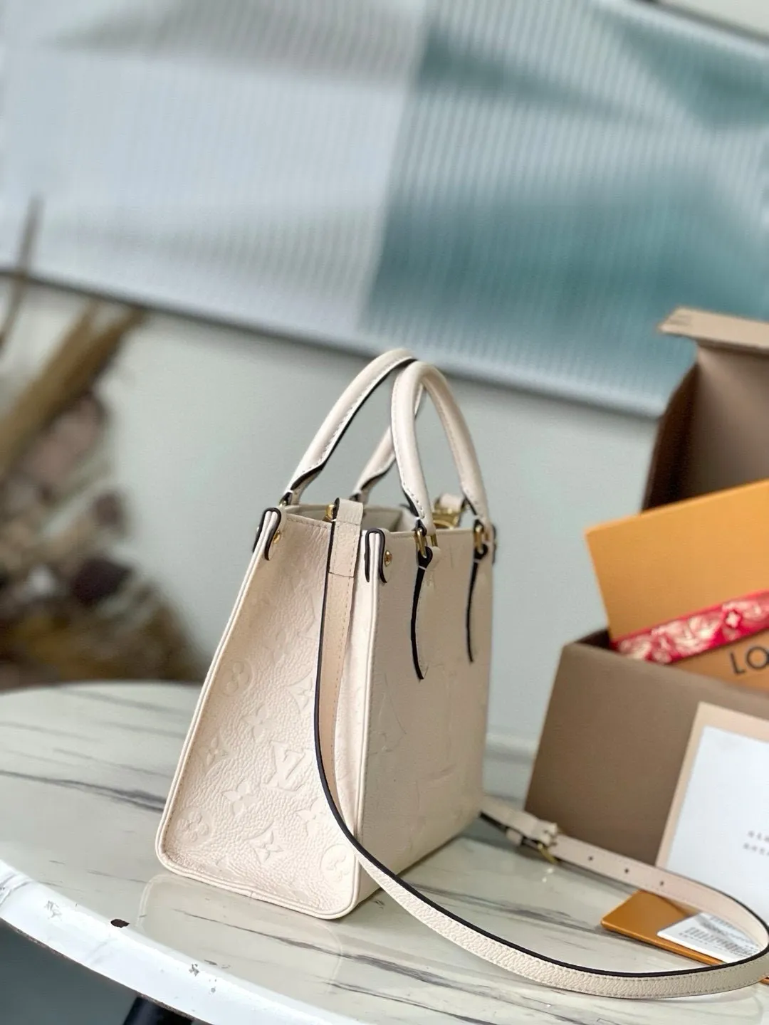 💰1040 (transcoding chip first-layer leather) top original order M46569 [ONTHEGO small handbag] Onthego small Tote bag draws inspiration from the classic Sac Plat handbag in 1968. It is made of Monogram Empreinte leather embossed with Giant Bicolor Monogram pattern to create a miniature version, which can store daily needs such as iPad Mini. Flexible handles and detachable shoulder strap enrich carrying options. Dimensions: 25 x 19 x 11.5 cm