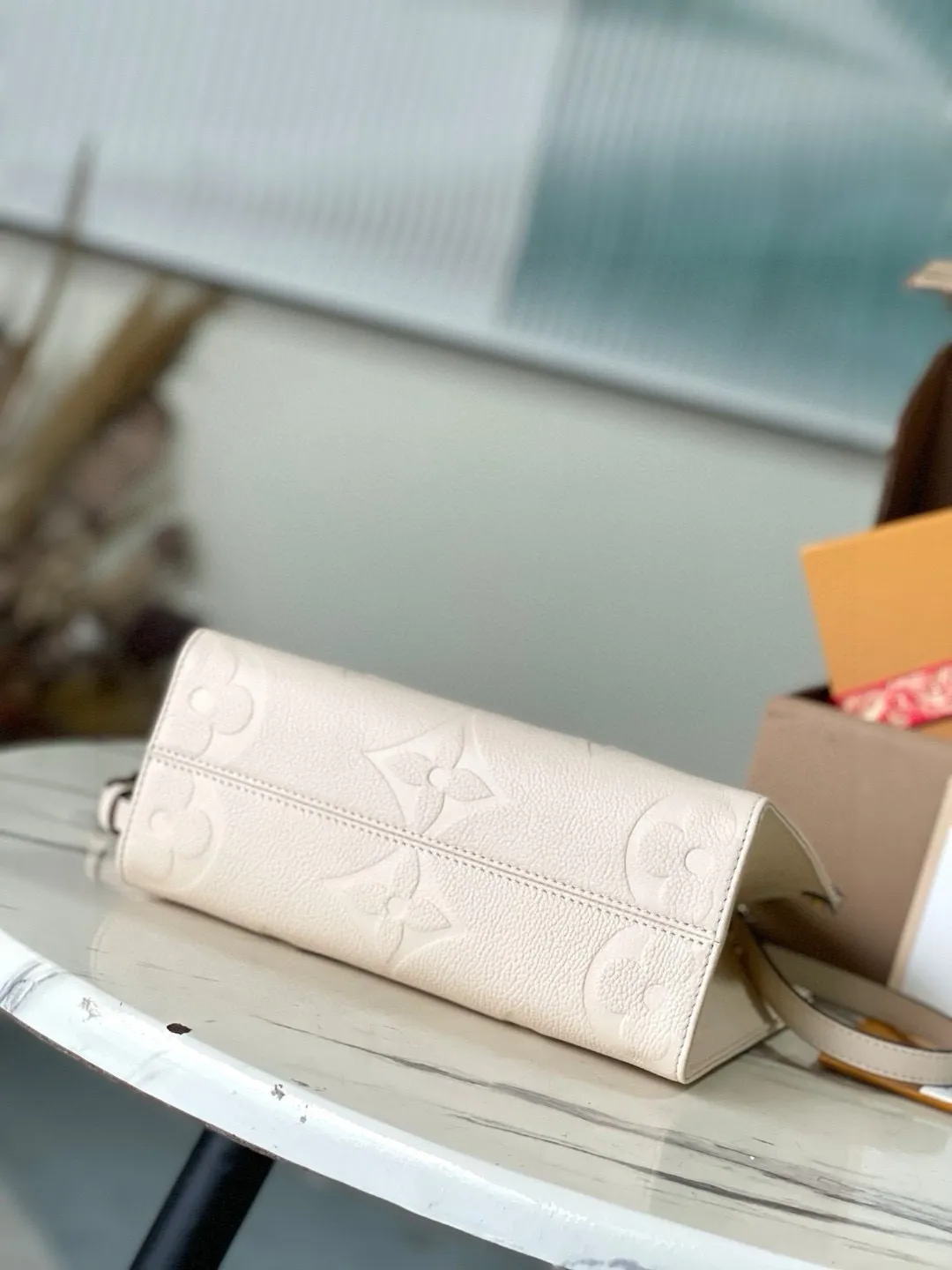 💰1040 (transcoding chip first-layer leather) top original order M46569 [ONTHEGO small handbag] Onthego small Tote bag draws inspiration from the classic Sac Plat handbag in 1968. It is made of Monogram Empreinte leather embossed with Giant Bicolor Monogram pattern to create a miniature version, which can store daily needs such as iPad Mini. Flexible handles and detachable shoulder strap enrich carrying options. Dimensions: 25 x 19 x 11.5 cm