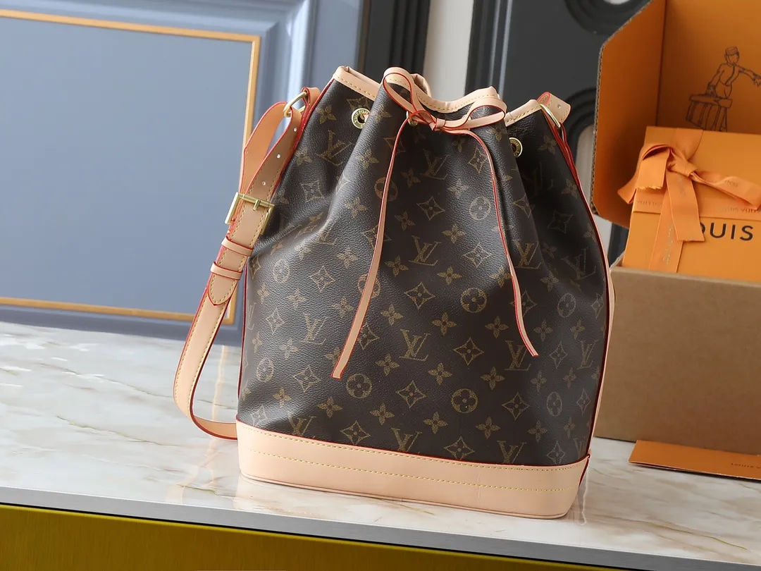 💰340💰Upgraded from the original M42224 M40818 This NOÉ handbag At the request of a champagne merchant, Gaston-Louis Vuitton designed this classic Noé handbag. This bag is sturdy and stylish, and can hold five bottles of sparkling wine. The year is 1932. The one shown here is crafted in signature Monogram canvas. Dimensions: 27.5 x 36.0 x 20.0cm