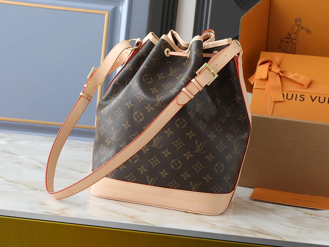 💰340💰Upgraded from the original M42224 M40818 This NOÉ handbag At the request of a champagne merchant, Gaston-Louis Vuitton designed this classic Noé handbag. This bag is sturdy and stylish, and can hold five bottles of sparkling wine. The year is 1932. The one shown here is crafted in signature Monogram canvas. Dimensions: 27.5 x 36.0 x 20.0cm