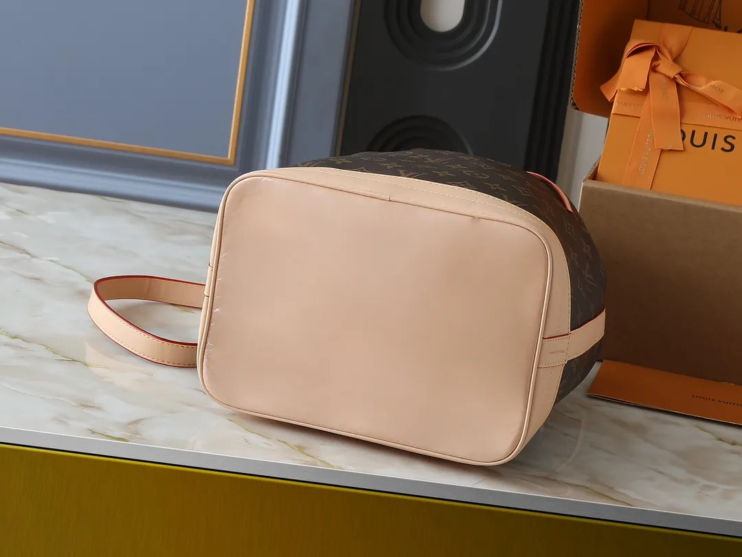 💰340💰Upgraded from the original M42224 M40818 This NOÉ handbag At the request of a champagne merchant, Gaston-Louis Vuitton designed this classic Noé handbag. This bag is sturdy and stylish, and can hold five bottles of sparkling wine. The year is 1932. The one shown here is crafted in signature Monogram canvas. Dimensions: 27.5 x 36.0 x 20.0cm