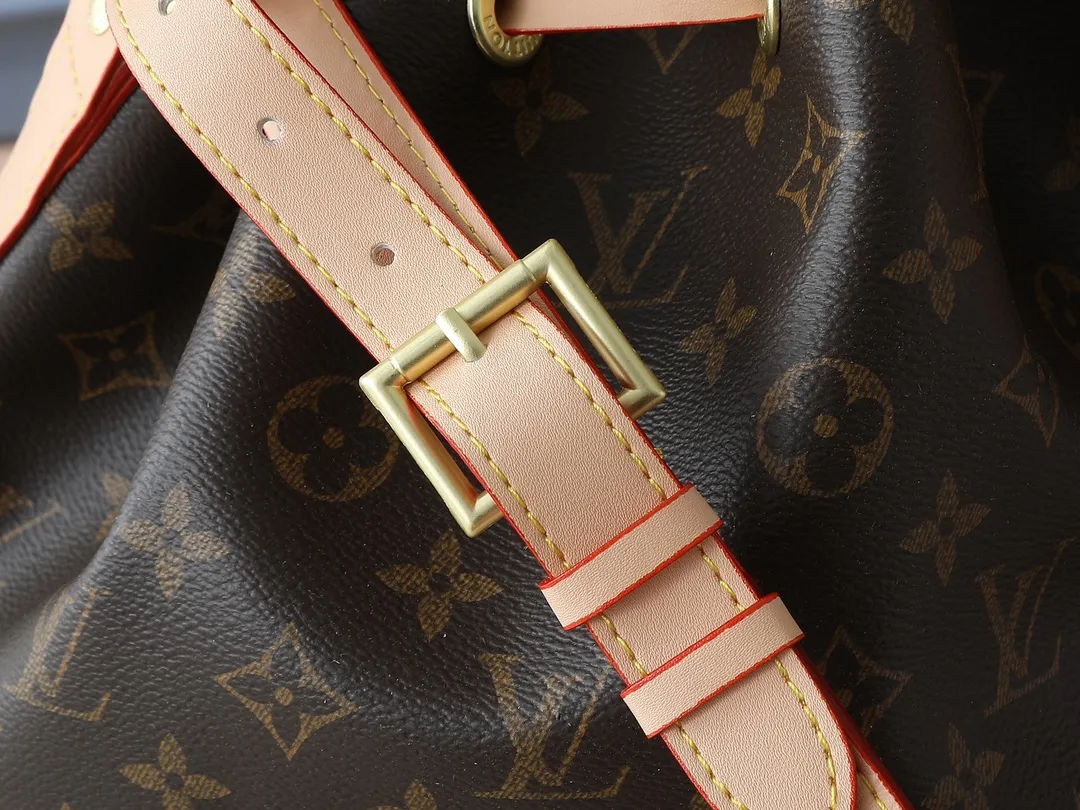 💰340💰Upgraded from the original M42224 M40818 This NOÉ handbag At the request of a champagne merchant, Gaston-Louis Vuitton designed this classic Noé handbag. This bag is sturdy and stylish, and can hold five bottles of sparkling wine. The year is 1932. The one shown here is crafted in signature Monogram canvas. Dimensions: 27.5 x 36.0 x 20.0cm