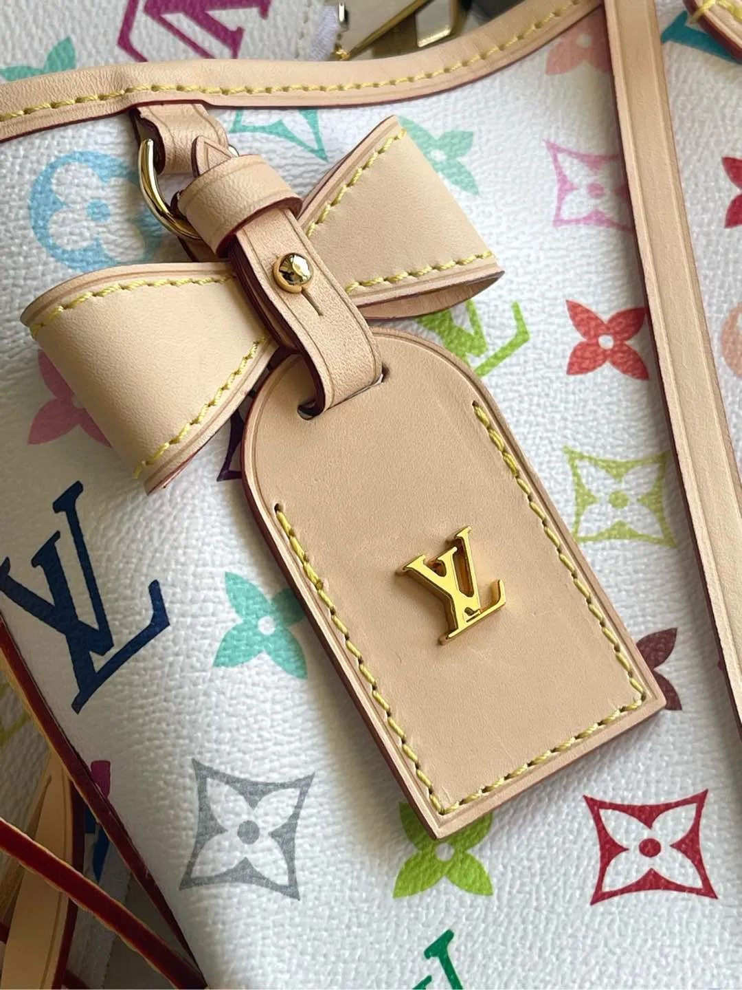 💰1100 Top Original Order M13661 This small CarryAll handbag comes from the Louis Vuitton Calf leather trim creates a figure-hugging fit, and a designer plaque details the elegant bow. Dimensions: 29 × 24 × 12 cm