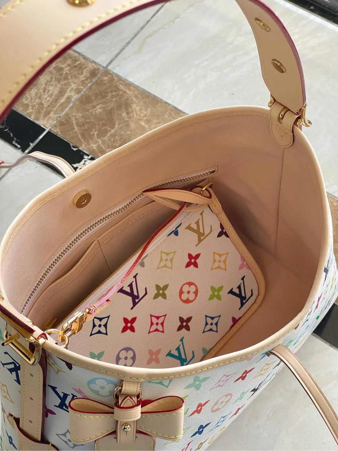 💰1100 Top Original Order M13661 This small CarryAll handbag comes from the Louis Vuitton Calf leather trim creates a figure-hugging fit, and a designer plaque details the elegant bow. Dimensions: 29 × 24 × 12 cm