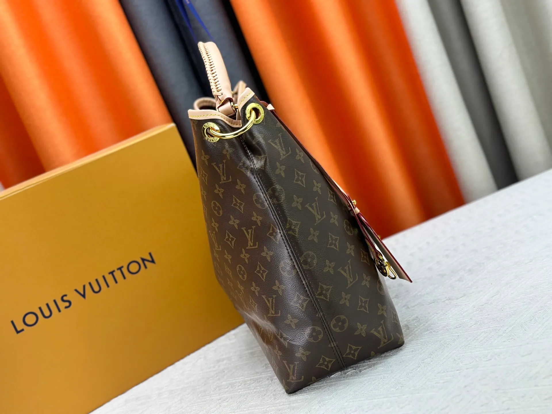 P300 upgrades the original M25877 Again bag, a new interpretation of the iconic Artsy design first launched in 2010, now more flexible, more iconic and more refined. Rooted in LV’s DNA, this bag pays homage to Louis Vuitton’s craftsmanship with its classic Monogram canvas base, hand-woven handles and customizable name tag. It's spacious enough to hold a laptop and opens to reveal multiple pockets. Gold hooks can be used to hang playful accessories! ! Size:50x30x15.5CM